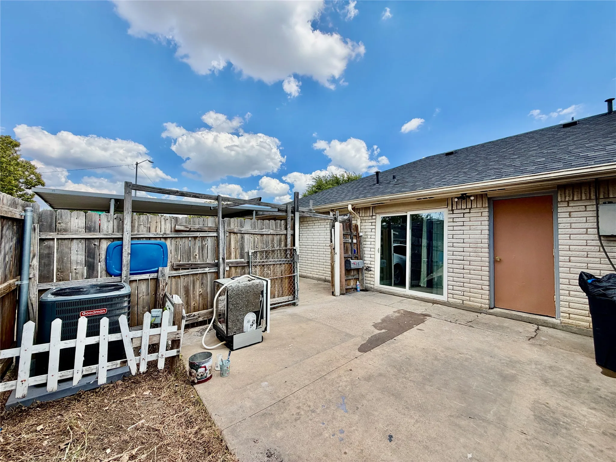 Single Family Residence For Rent in Dallas County , 35 W Mountain Lane 43, Grand Prairie, Texas 75052, 3 Bedroom, 2 Bathroom, Garage spaces, 1,244 Sqft, built in 1971, mls#21396268, Real Estate Agent in Grand Prairie, Homes For Rent in Dallas county, Homes For Rent in Grand Prairie, Realtor in Grand Prairie Texas, Real Estate Brokerage Independent Realty Texas, Luminita Cordes Realtor