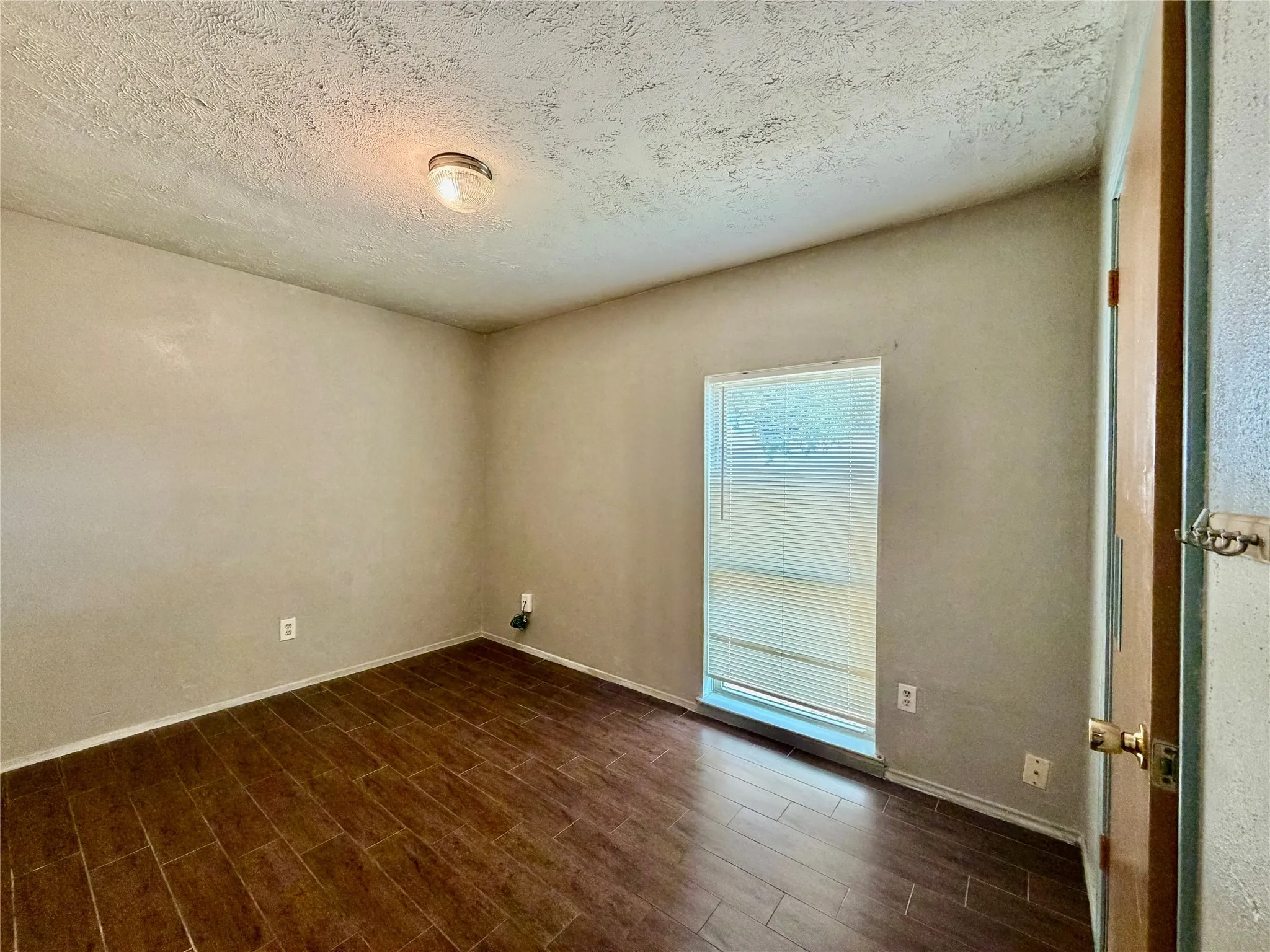 Single Family Residence For Rent in Dallas County , 35 W Mountain Lane 43, Grand Prairie, Texas 75052, 3 Bedroom, 2 Bathroom, Garage spaces, 1,244 Sqft, built in 1971, mls#21396268, Real Estate Agent in Grand Prairie, Homes For Rent in Dallas county, Homes For Rent in Grand Prairie, Realtor in Grand Prairie Texas, Real Estate Brokerage Independent Realty Texas, Luminita Cordes Realtor