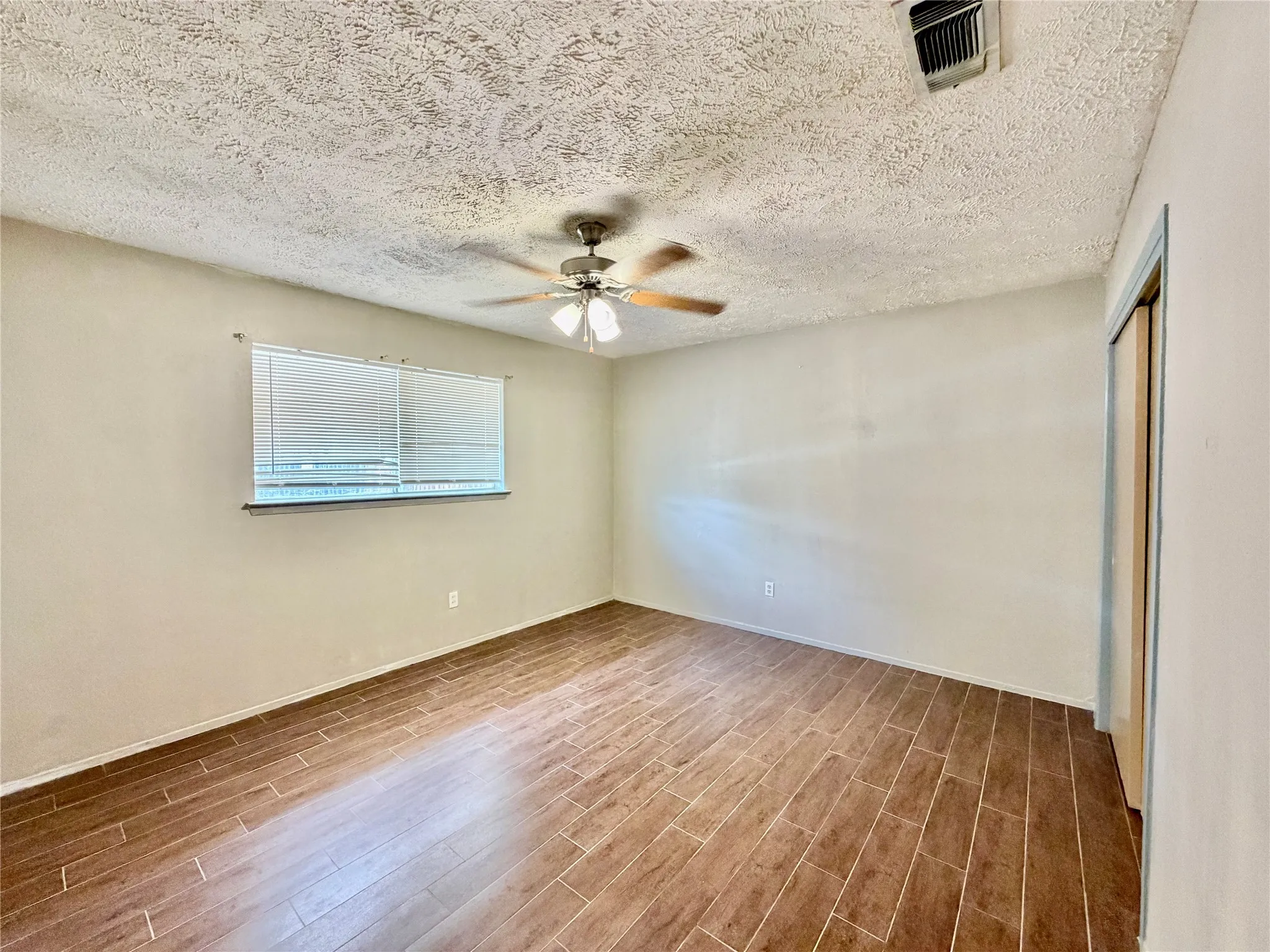 Single Family Residence For Rent in Dallas County , 35 W Mountain Lane 43, Grand Prairie, Texas 75052, 3 Bedroom, 2 Bathroom, Garage spaces, 1,244 Sqft, built in 1971, mls#21396268, Real Estate Agent in Grand Prairie, Homes For Rent in Dallas county, Homes For Rent in Grand Prairie, Realtor in Grand Prairie Texas, Real Estate Brokerage Independent Realty Texas, Luminita Cordes Realtor