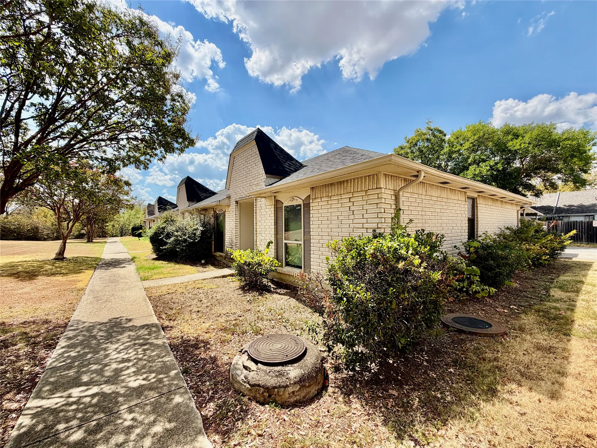 Single Family Residence For Rent in Dallas County , 35 W Mountain Lane 43, Grand Prairie, Texas 75052, 3 Bedroom, 2 Bathroom, Garage spaces, 1,244 Sqft, built in 1971, mls#21396268, Real Estate Agent in Grand Prairie, Homes For Rent in Dallas county, Homes For Rent in Grand Prairie, Realtor in Grand Prairie Texas, Real Estate Brokerage Independent Realty Texas, Luminita Cordes Realtor
