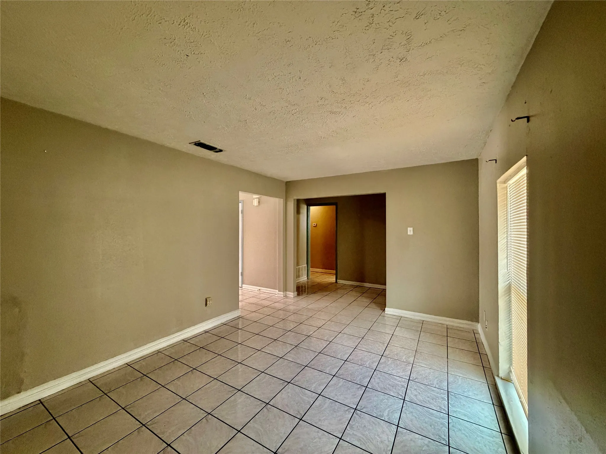 Single Family Residence For Rent in Dallas County , 35 W Mountain Lane 43, Grand Prairie, Texas 75052, 3 Bedroom, 2 Bathroom, Garage spaces, 1,244 Sqft, built in 1971, mls#21396268, Real Estate Agent in Grand Prairie, Homes For Rent in Dallas county, Homes For Rent in Grand Prairie, Realtor in Grand Prairie Texas, Real Estate Brokerage Independent Realty Texas, Luminita Cordes Realtor