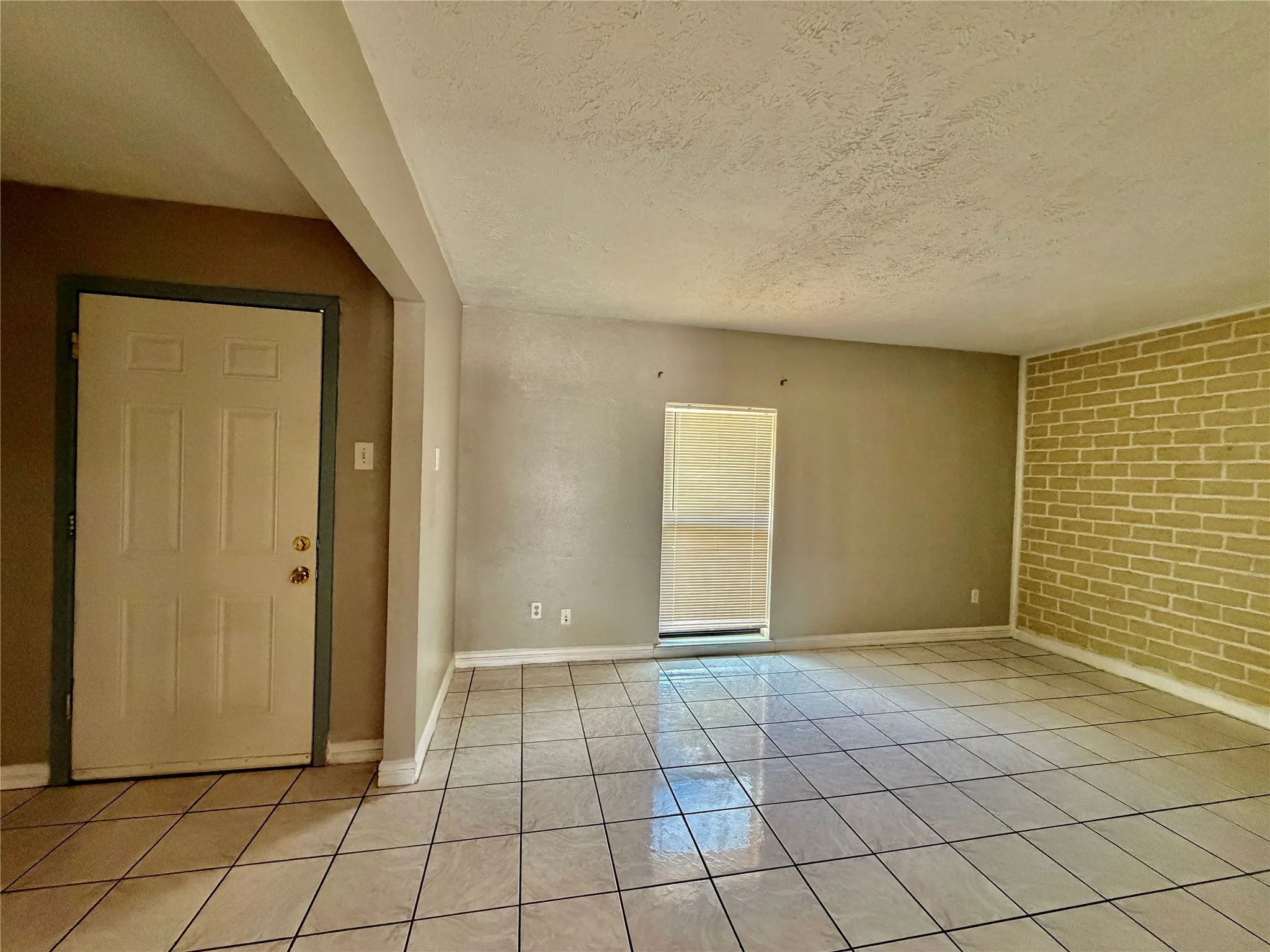 Single Family Residence For Rent in Dallas County , 35 W Mountain Lane 43, Grand Prairie, Texas 75052, 3 Bedroom, 2 Bathroom, Garage spaces, 1,244 Sqft, built in 1971, mls#21396268, Real Estate Agent in Grand Prairie, Homes For Rent in Dallas county, Homes For Rent in Grand Prairie, Realtor in Grand Prairie Texas, Real Estate Brokerage Independent Realty Texas, Luminita Cordes Realtor