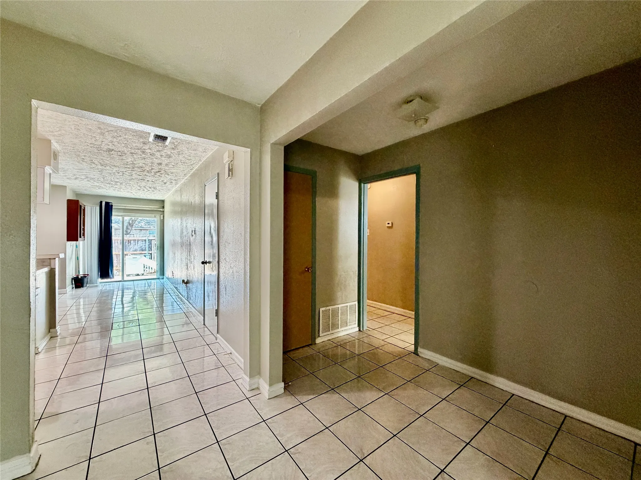 Single Family Residence For Rent in Dallas County , 35 W Mountain Lane 43, Grand Prairie, Texas 75052, 3 Bedroom, 2 Bathroom, Garage spaces, 1,244 Sqft, built in 1971, mls#21396268, Real Estate Agent in Grand Prairie, Homes For Rent in Dallas county, Homes For Rent in Grand Prairie, Realtor in Grand Prairie Texas, Real Estate Brokerage Independent Realty Texas, Luminita Cordes Realtor