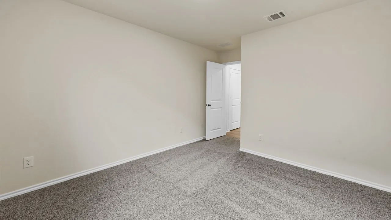 Neutral wall paint with gray carpeting