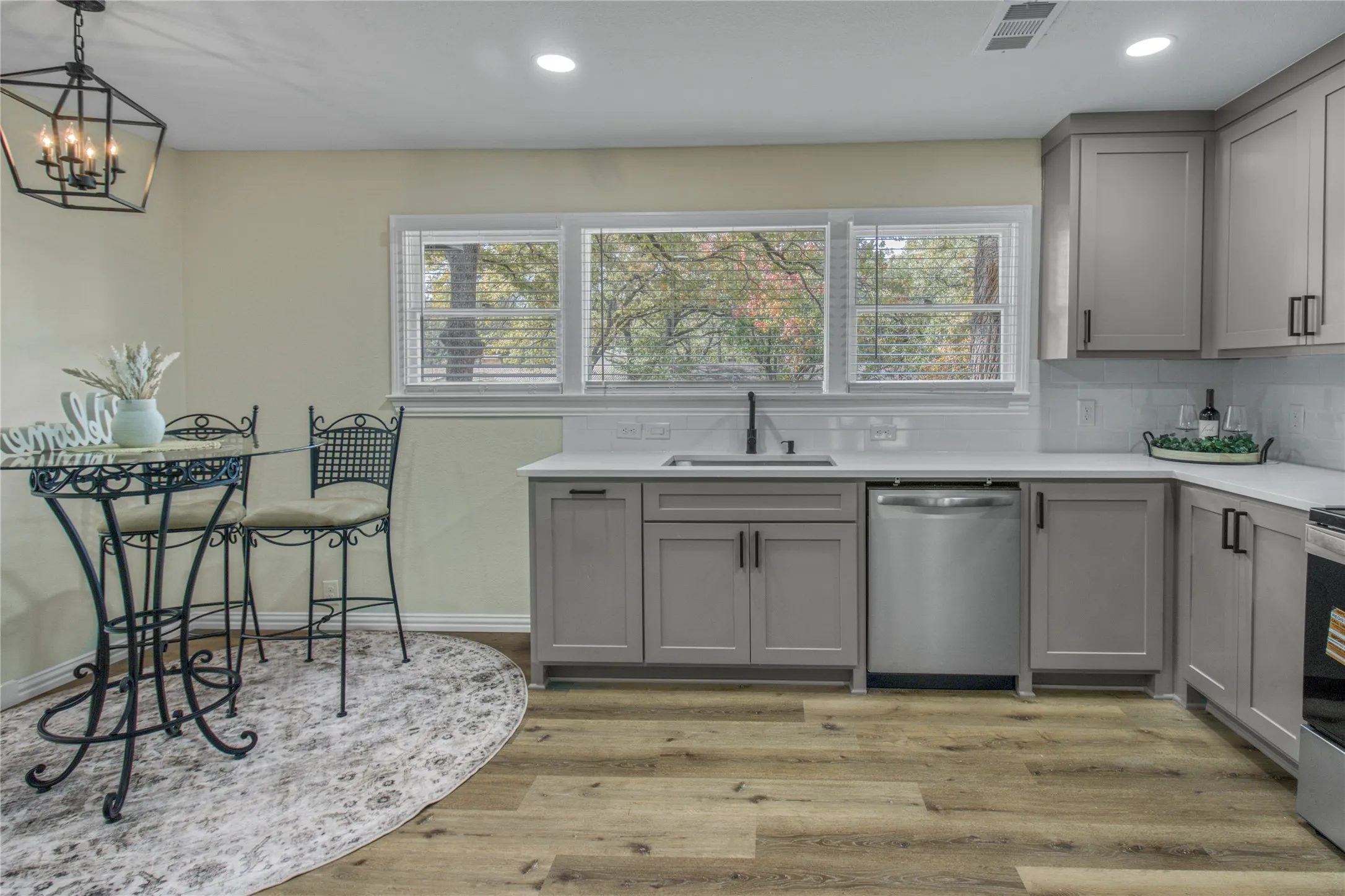 Single Family Residence For Rent in Tarrant County , 805 Ross Trail, Arlington, Texas 76012, 3 Bedroom, 2 Bathroom, Garage spaces, 1,595 Sqft, built in 1952, mls#21396419, Real Estate Agent in Arlington, Homes For Rent in Tarrant county, Homes For Rent in Arlington, Realtor in Arlington Texas, Real Estate Brokerage Independent Realty Texas, Luminita Cordes Realtor