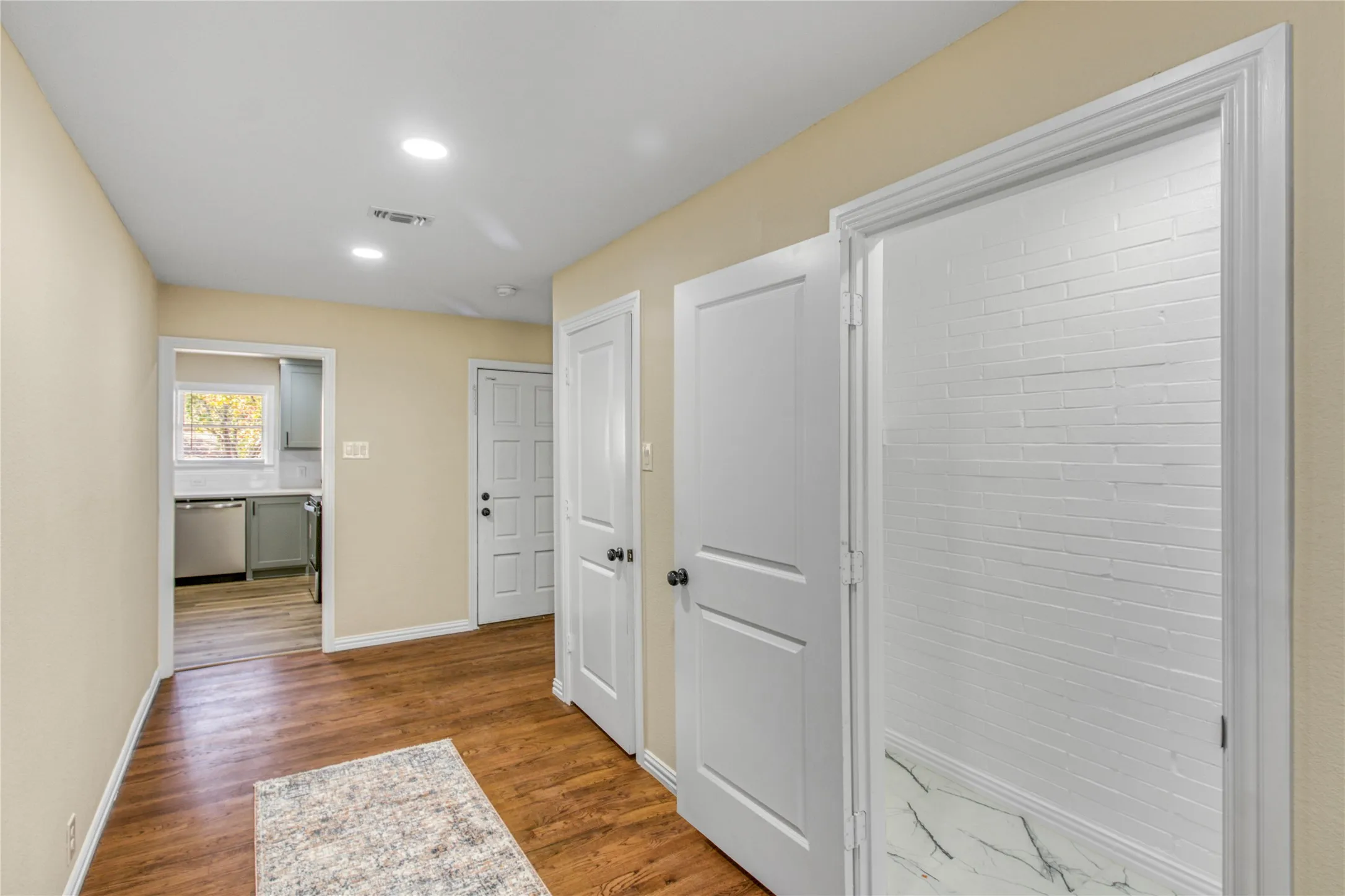 Single Family Residence For Rent in Tarrant County , 805 Ross Trail, Arlington, Texas 76012, 3 Bedroom, 2 Bathroom, Garage spaces, 1,595 Sqft, built in 1952, mls#21396419, Real Estate Agent in Arlington, Homes For Rent in Tarrant county, Homes For Rent in Arlington, Realtor in Arlington Texas, Real Estate Brokerage Independent Realty Texas, Luminita Cordes Realtor