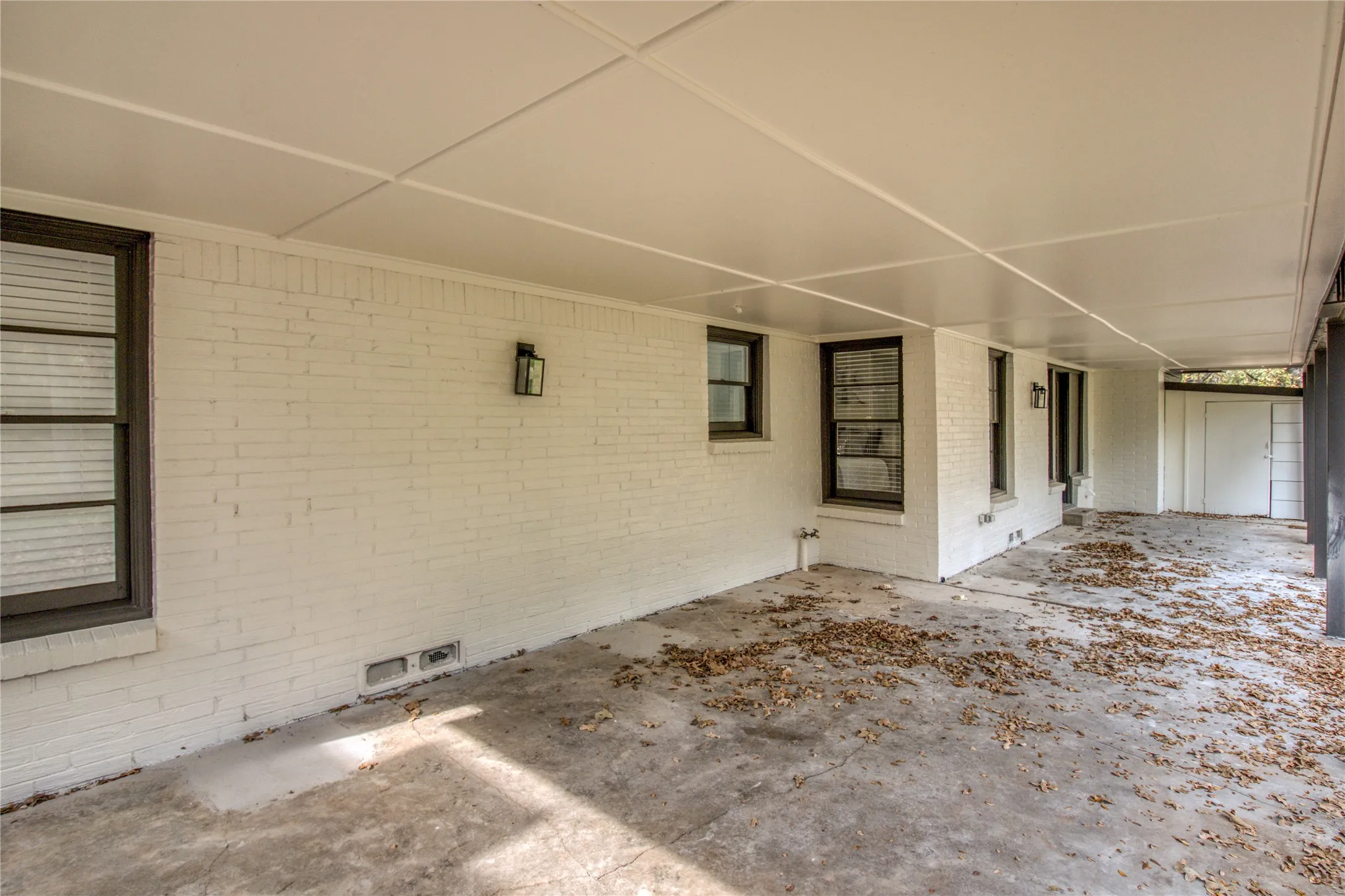 Single Family Residence For Rent in Tarrant County , 805 Ross Trail, Arlington, Texas 76012, 3 Bedroom, 2 Bathroom, Garage spaces, 1,595 Sqft, built in 1952, mls#21396419, Real Estate Agent in Arlington, Homes For Rent in Tarrant county, Homes For Rent in Arlington, Realtor in Arlington Texas, Real Estate Brokerage Independent Realty Texas, Luminita Cordes Realtor