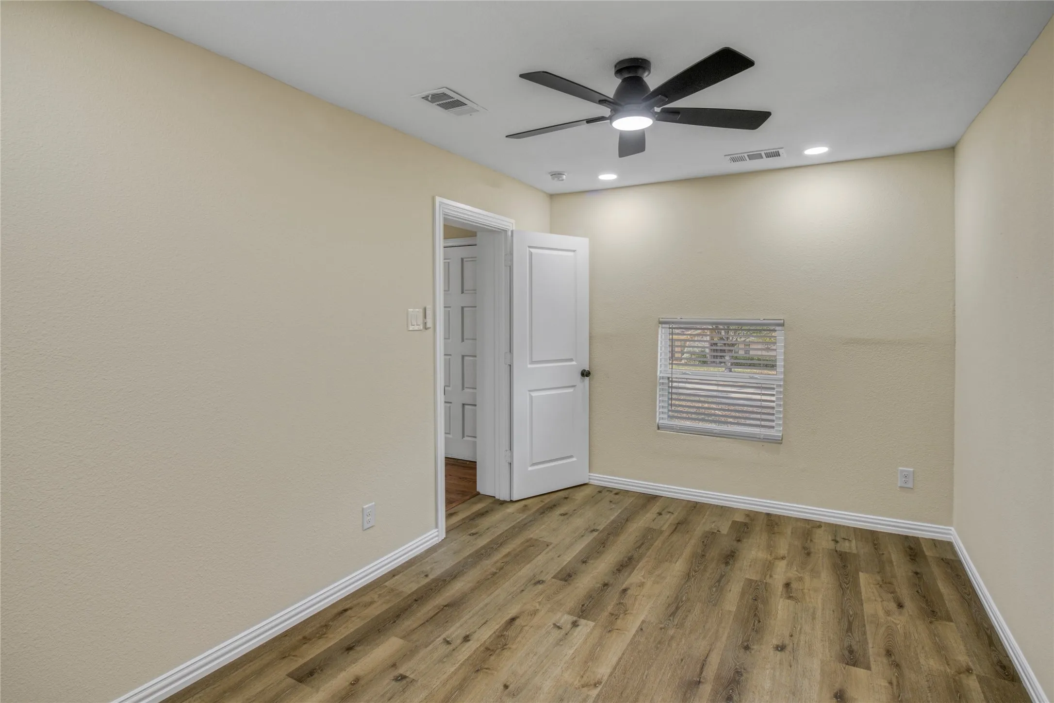 Single Family Residence For Rent in Tarrant County , 805 Ross Trail, Arlington, Texas 76012, 3 Bedroom, 2 Bathroom, Garage spaces, 1,595 Sqft, built in 1952, mls#21396419, Real Estate Agent in Arlington, Homes For Rent in Tarrant county, Homes For Rent in Arlington, Realtor in Arlington Texas, Real Estate Brokerage Independent Realty Texas, Luminita Cordes Realtor