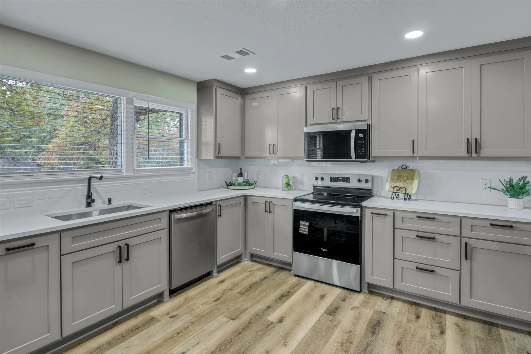 Single Family Residence For Rent in Tarrant County , 805 Ross Trail, Arlington, Texas 76012, 3 Bedroom, 2 Bathroom, Garage spaces, 1,595 Sqft, built in 1952, mls#21396419, Real Estate Agent in Arlington, Homes For Rent in Tarrant county, Homes For Rent in Arlington, Realtor in Arlington Texas, Real Estate Brokerage Independent Realty Texas, Luminita Cordes Realtor