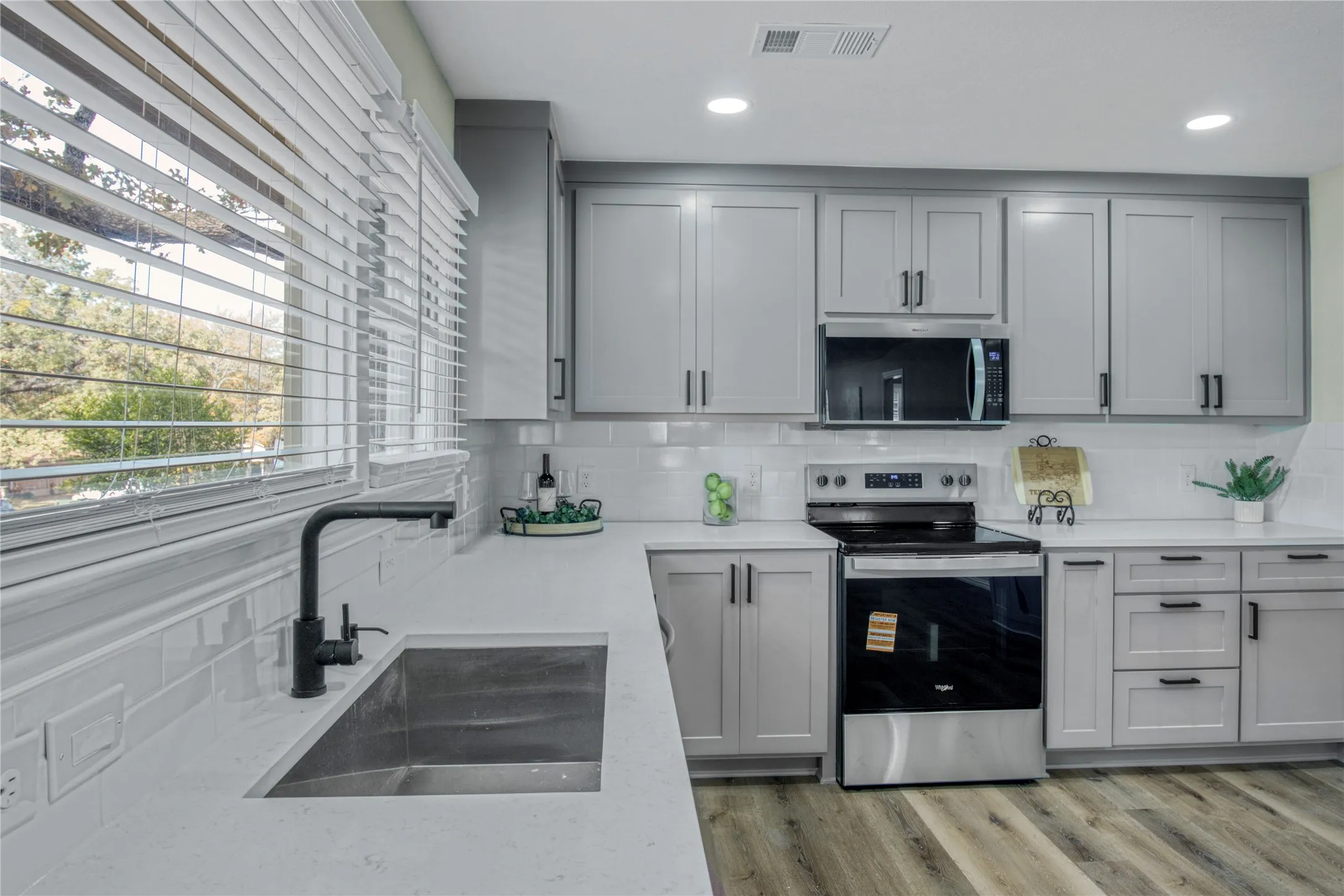 Single Family Residence For Rent in Tarrant County , 805 Ross Trail, Arlington, Texas 76012, 3 Bedroom, 2 Bathroom, Garage spaces, 1,595 Sqft, built in 1952, mls#21396419, Real Estate Agent in Arlington, Homes For Rent in Tarrant county, Homes For Rent in Arlington, Realtor in Arlington Texas, Real Estate Brokerage Independent Realty Texas, Luminita Cordes Realtor