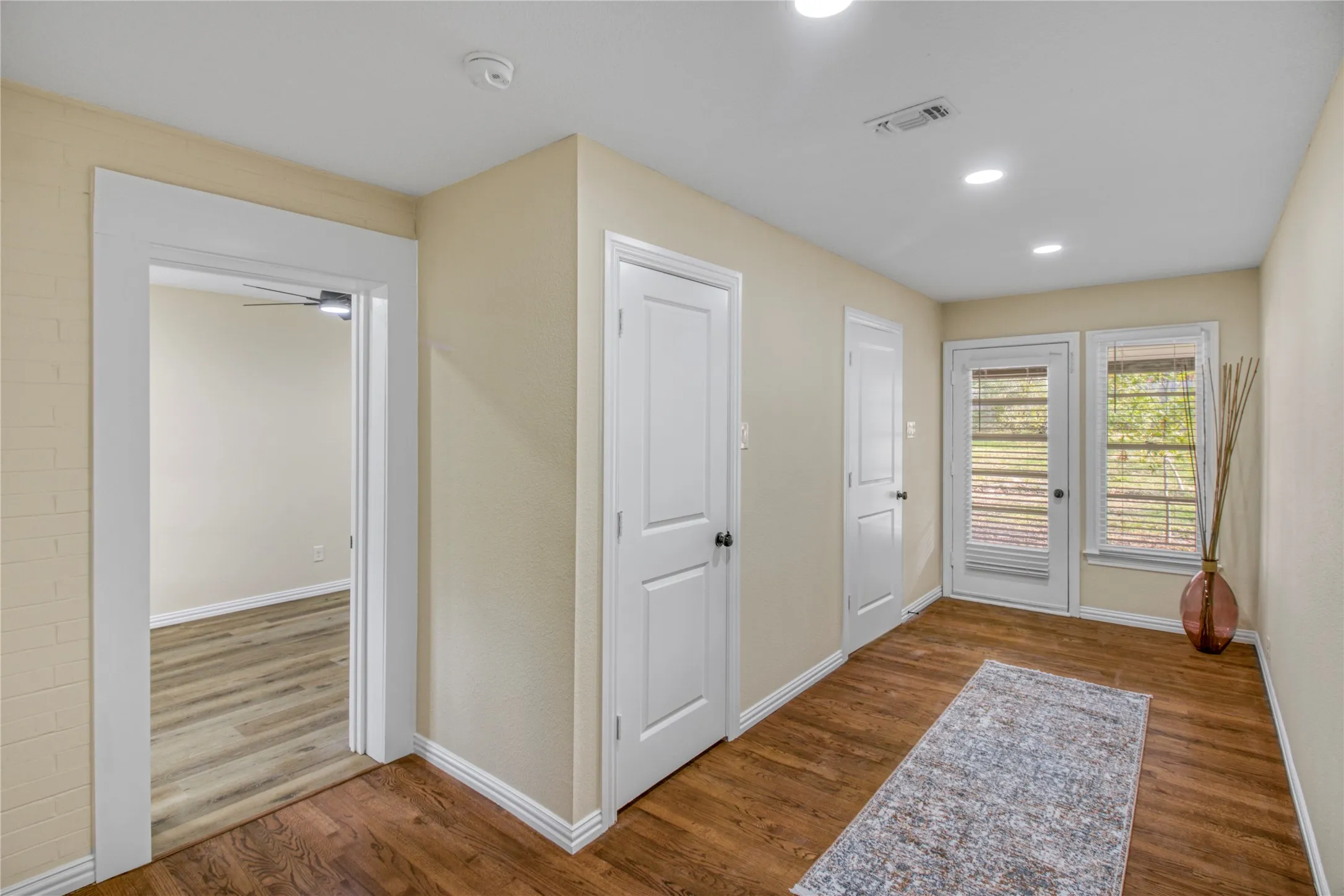 Single Family Residence For Rent in Tarrant County , 805 Ross Trail, Arlington, Texas 76012, 3 Bedroom, 2 Bathroom, Garage spaces, 1,595 Sqft, built in 1952, mls#21396419, Real Estate Agent in Arlington, Homes For Rent in Tarrant county, Homes For Rent in Arlington, Realtor in Arlington Texas, Real Estate Brokerage Independent Realty Texas, Luminita Cordes Realtor