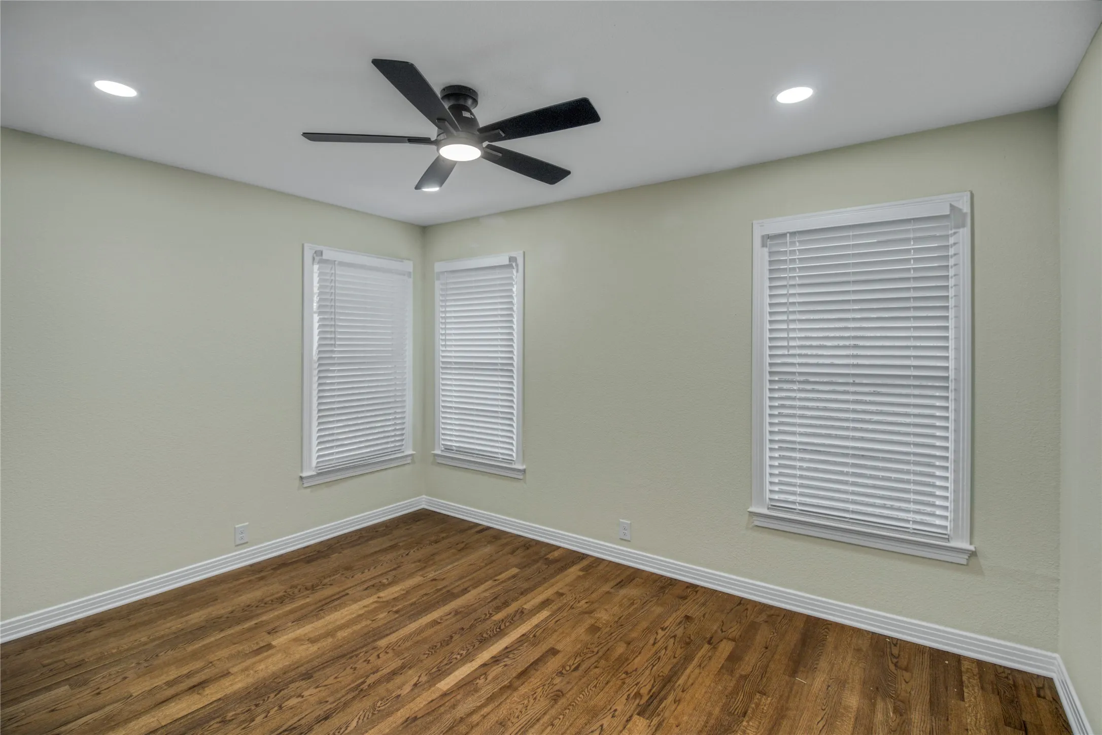 Single Family Residence For Rent in Tarrant County , 805 Ross Trail, Arlington, Texas 76012, 3 Bedroom, 2 Bathroom, Garage spaces, 1,595 Sqft, built in 1952, mls#21396419, Real Estate Agent in Arlington, Homes For Rent in Tarrant county, Homes For Rent in Arlington, Realtor in Arlington Texas, Real Estate Brokerage Independent Realty Texas, Luminita Cordes Realtor