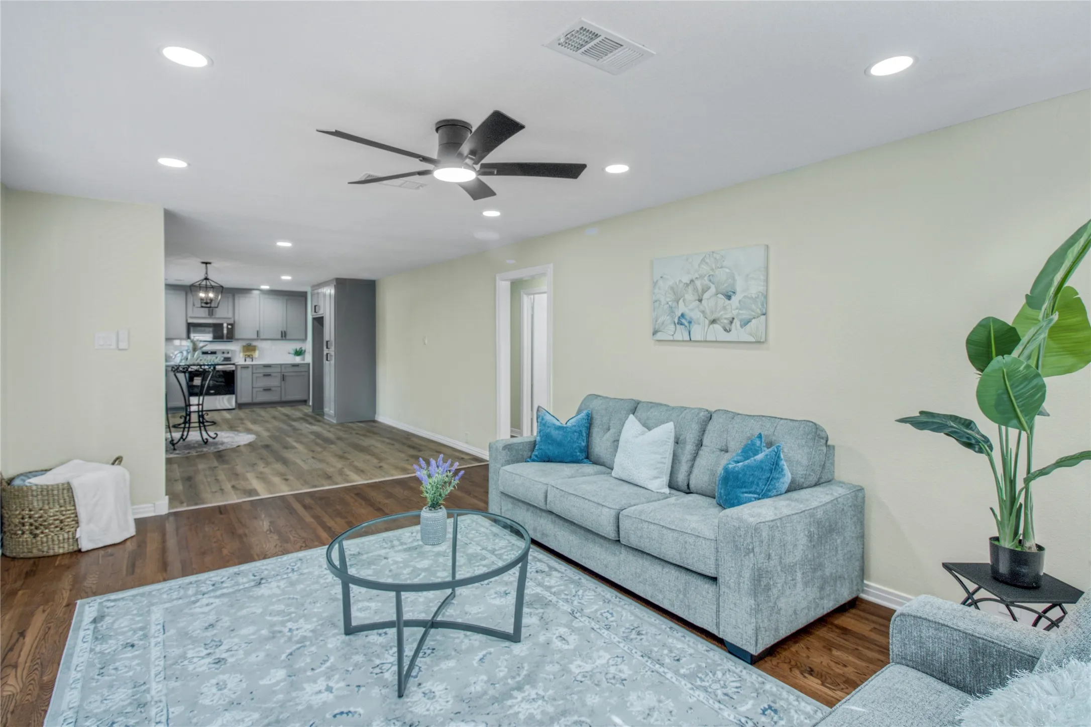 Single Family Residence For Rent in Tarrant County , 805 Ross Trail, Arlington, Texas 76012, 3 Bedroom, 2 Bathroom, Garage spaces, 1,595 Sqft, built in 1952, mls#21396419, Real Estate Agent in Arlington, Homes For Rent in Tarrant county, Homes For Rent in Arlington, Realtor in Arlington Texas, Real Estate Brokerage Independent Realty Texas, Luminita Cordes Realtor