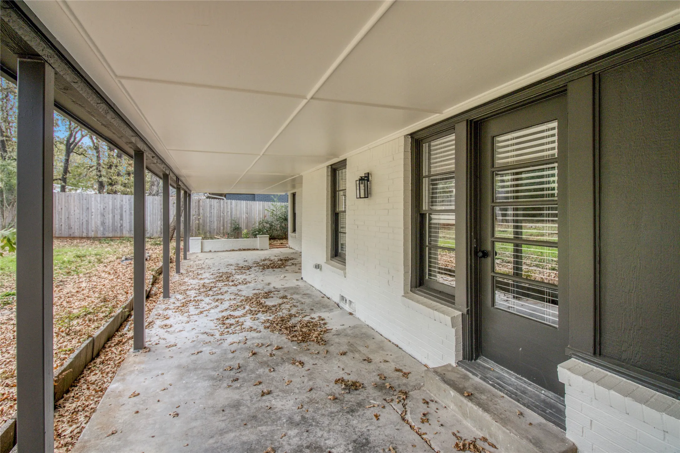 Single Family Residence For Rent in Tarrant County , 805 Ross Trail, Arlington, Texas 76012, 3 Bedroom, 2 Bathroom, Garage spaces, 1,595 Sqft, built in 1952, mls#21396419, Real Estate Agent in Arlington, Homes For Rent in Tarrant county, Homes For Rent in Arlington, Realtor in Arlington Texas, Real Estate Brokerage Independent Realty Texas, Luminita Cordes Realtor