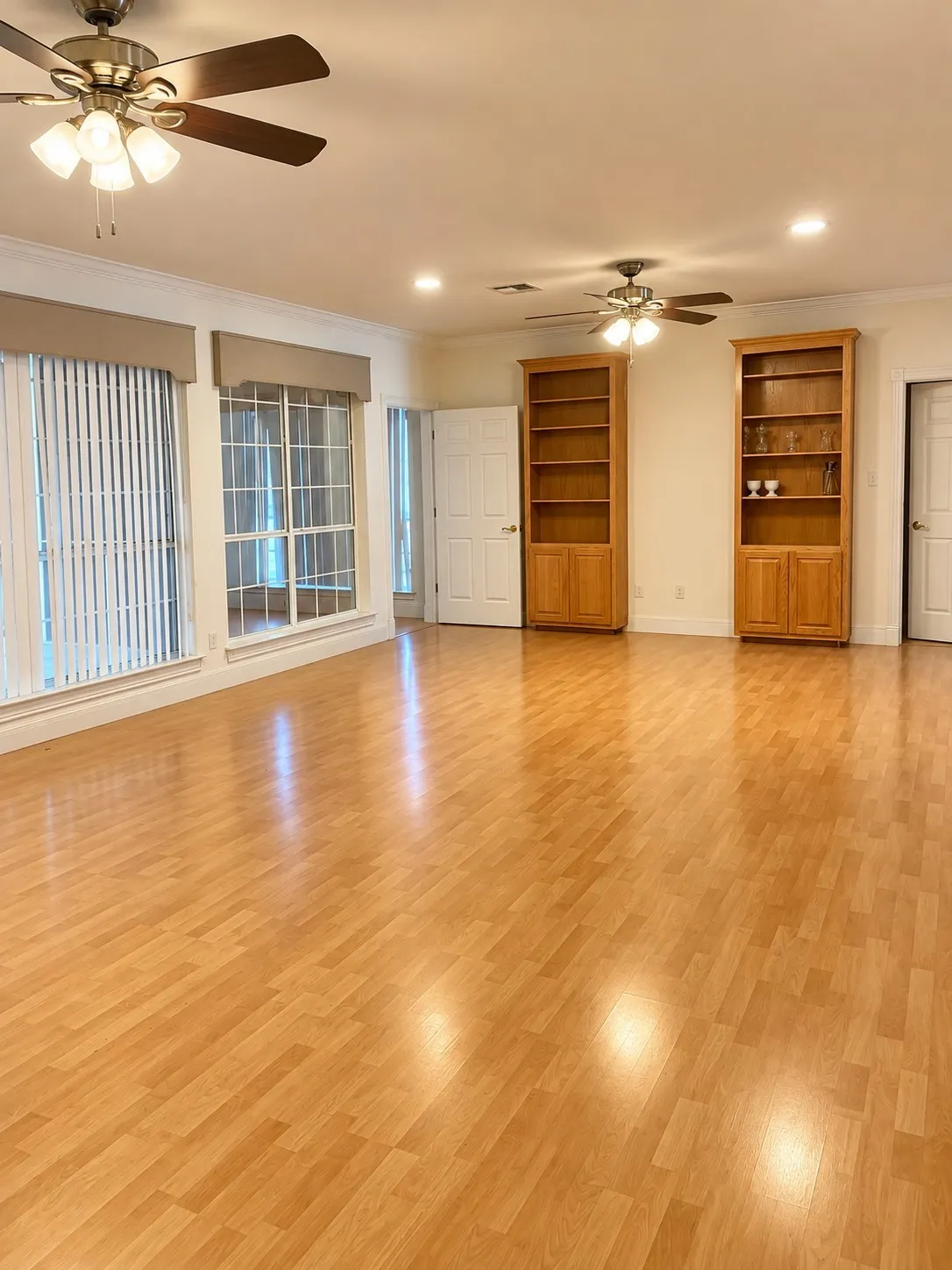 Single Family Residence For Sale in Hill County , 506 S San Jacinto, Whitney, Texas 76692, 3 Bedroom, 3 Bathroom, 2 Garage spaces, 2,944 Sqft, built in 1999, mls#21396426, Real Estate Agent in Whitney, Homes For Sale in Hill county, Homes For Sale in Whitney, Realtor in Whitney Texas, Real Estate Brokerage Independent Realty Texas, Luminita Cordes Realtor