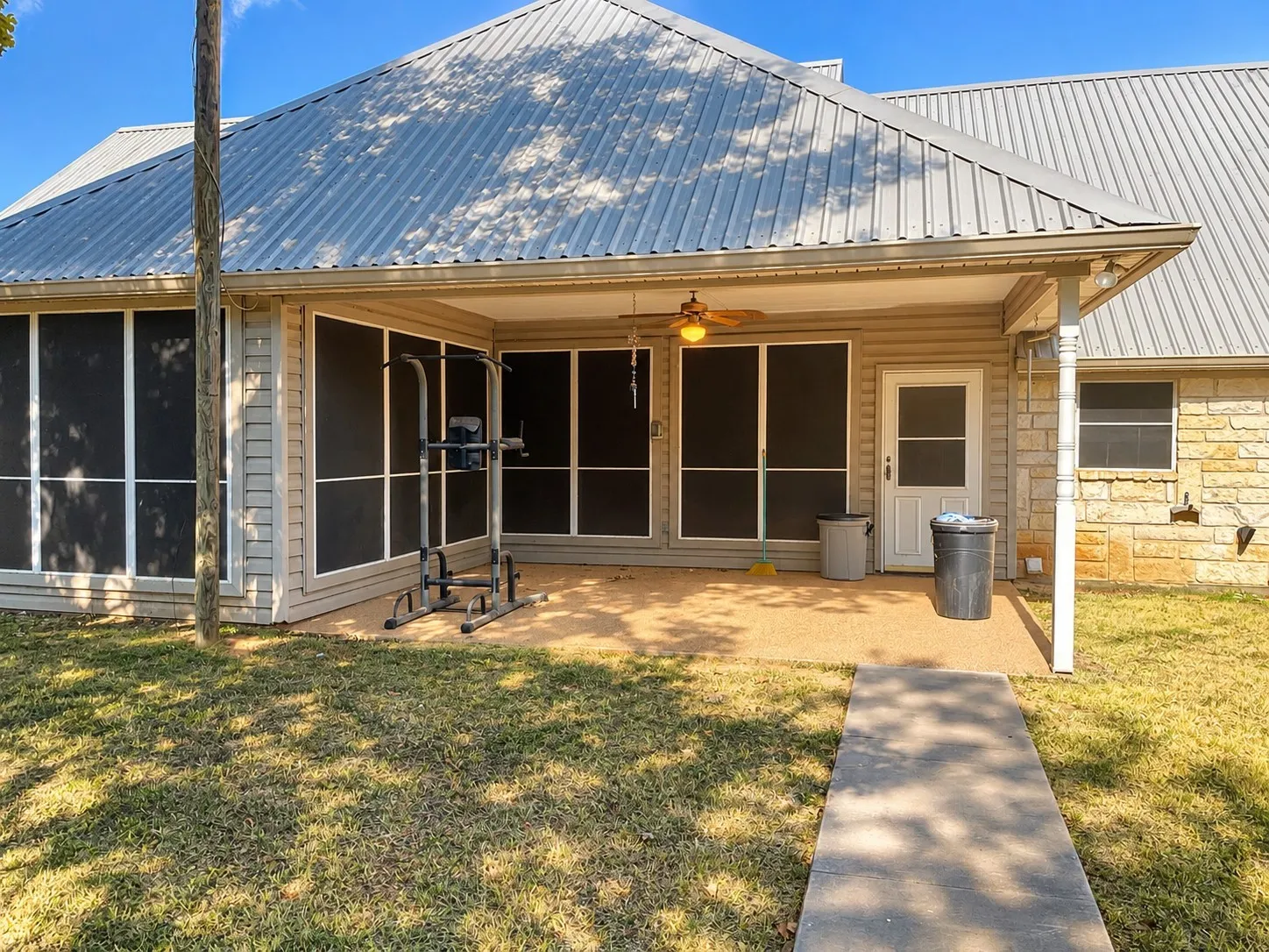Single Family Residence For Sale in Hill County , 506 S San Jacinto, Whitney, Texas 76692, 3 Bedroom, 3 Bathroom, 2 Garage spaces, 2,944 Sqft, built in 1999, mls#21396426, Real Estate Agent in Whitney, Homes For Sale in Hill county, Homes For Sale in Whitney, Realtor in Whitney Texas, Real Estate Brokerage Independent Realty Texas, Luminita Cordes Realtor