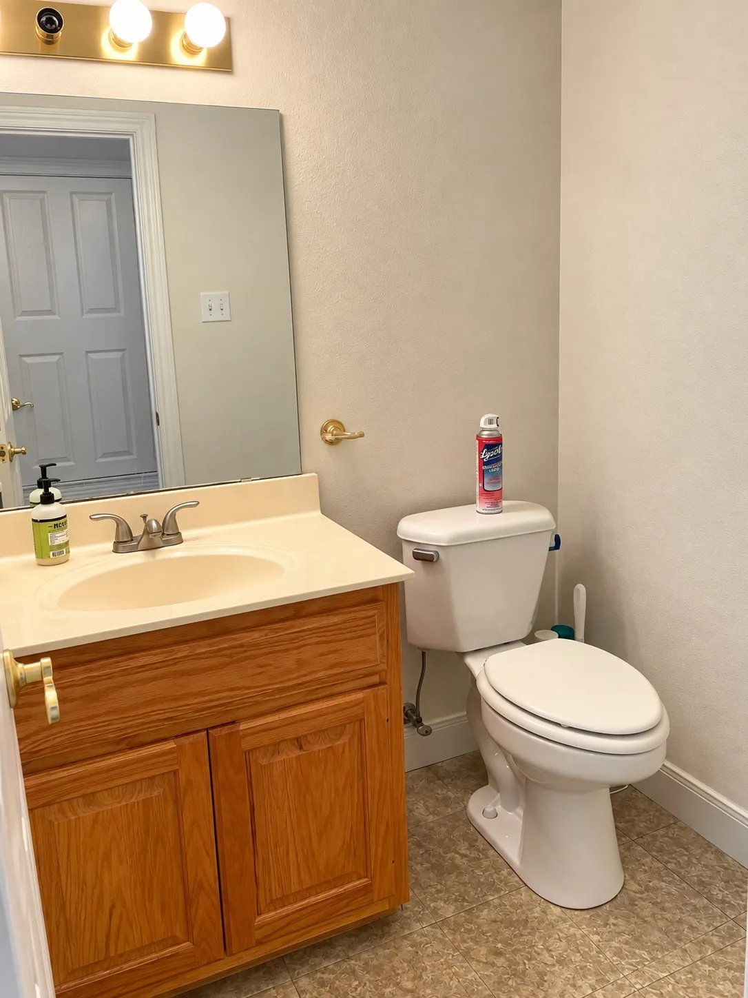 1/2 bath located next to utility room