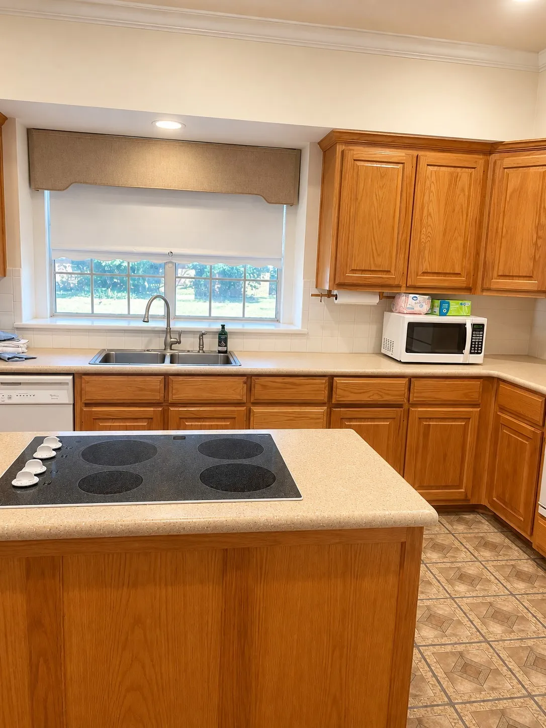 Single Family Residence For Sale in Hill County , 506 S San Jacinto, Whitney, Texas 76692, 3 Bedroom, 3 Bathroom, 2 Garage spaces, 2,944 Sqft, built in 1999, mls#21396426, Real Estate Agent in Whitney, Homes For Sale in Hill county, Homes For Sale in Whitney, Realtor in Whitney Texas, Real Estate Brokerage Independent Realty Texas, Luminita Cordes Realtor
