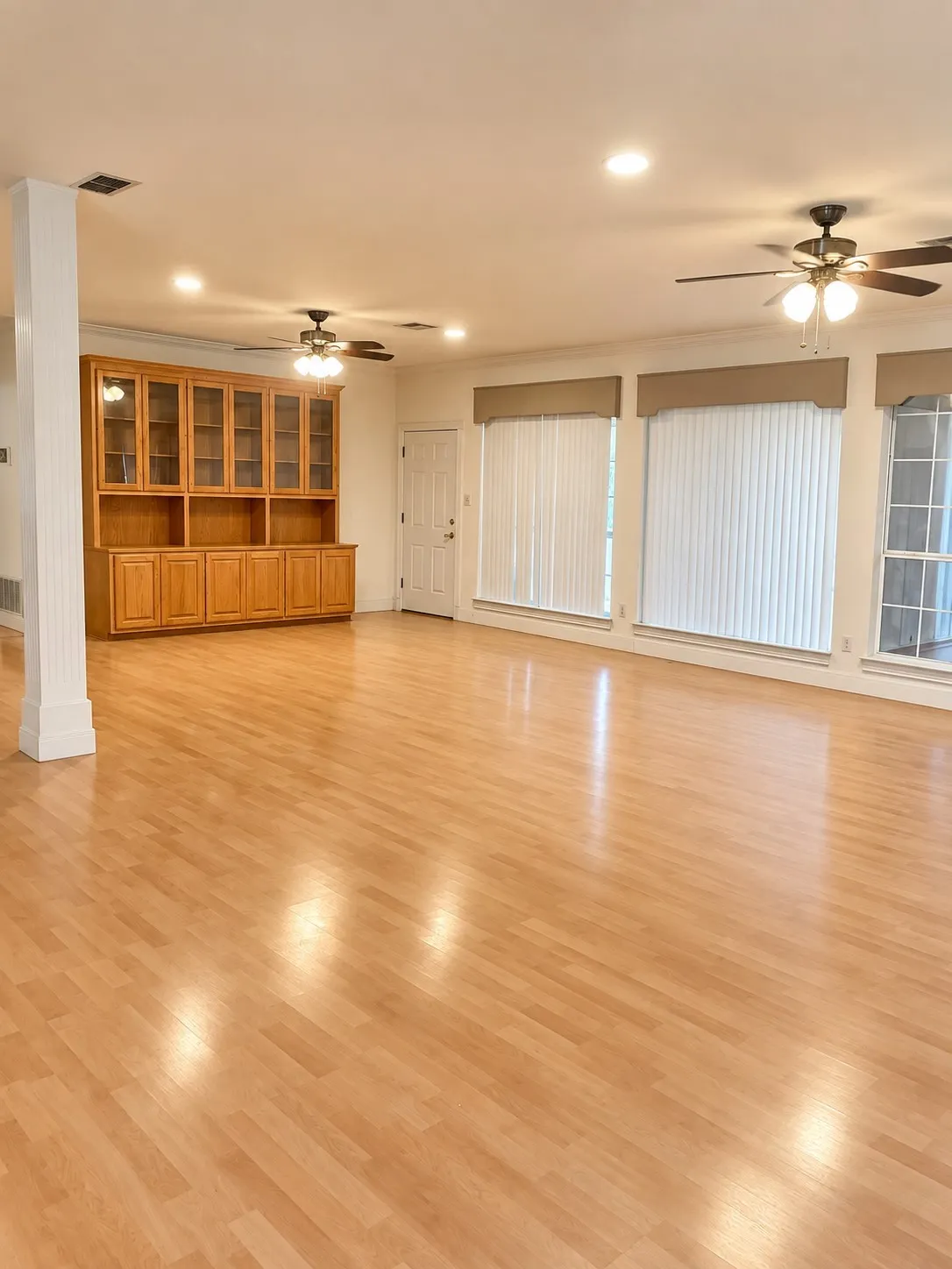 Single Family Residence For Sale in Hill County , 506 S San Jacinto, Whitney, Texas 76692, 3 Bedroom, 3 Bathroom, 2 Garage spaces, 2,944 Sqft, built in 1999, mls#21396426, Real Estate Agent in Whitney, Homes For Sale in Hill county, Homes For Sale in Whitney, Realtor in Whitney Texas, Real Estate Brokerage Independent Realty Texas, Luminita Cordes Realtor