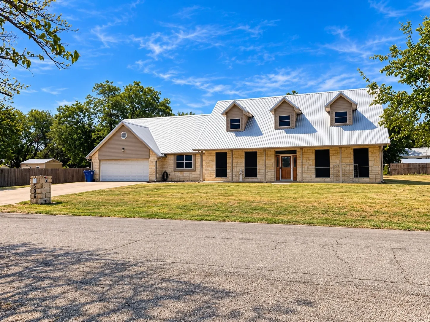 Single Family Residence For Sale in Hill County , 506 S San Jacinto, Whitney, Texas 76692, 3 Bedroom, 3 Bathroom, 2 Garage spaces, 2,944 Sqft, built in 1999, mls#21396426, Real Estate Agent in Whitney, Homes For Sale in Hill county, Homes For Sale in Whitney, Realtor in Whitney Texas, Real Estate Brokerage Independent Realty Texas, Luminita Cordes Realtor