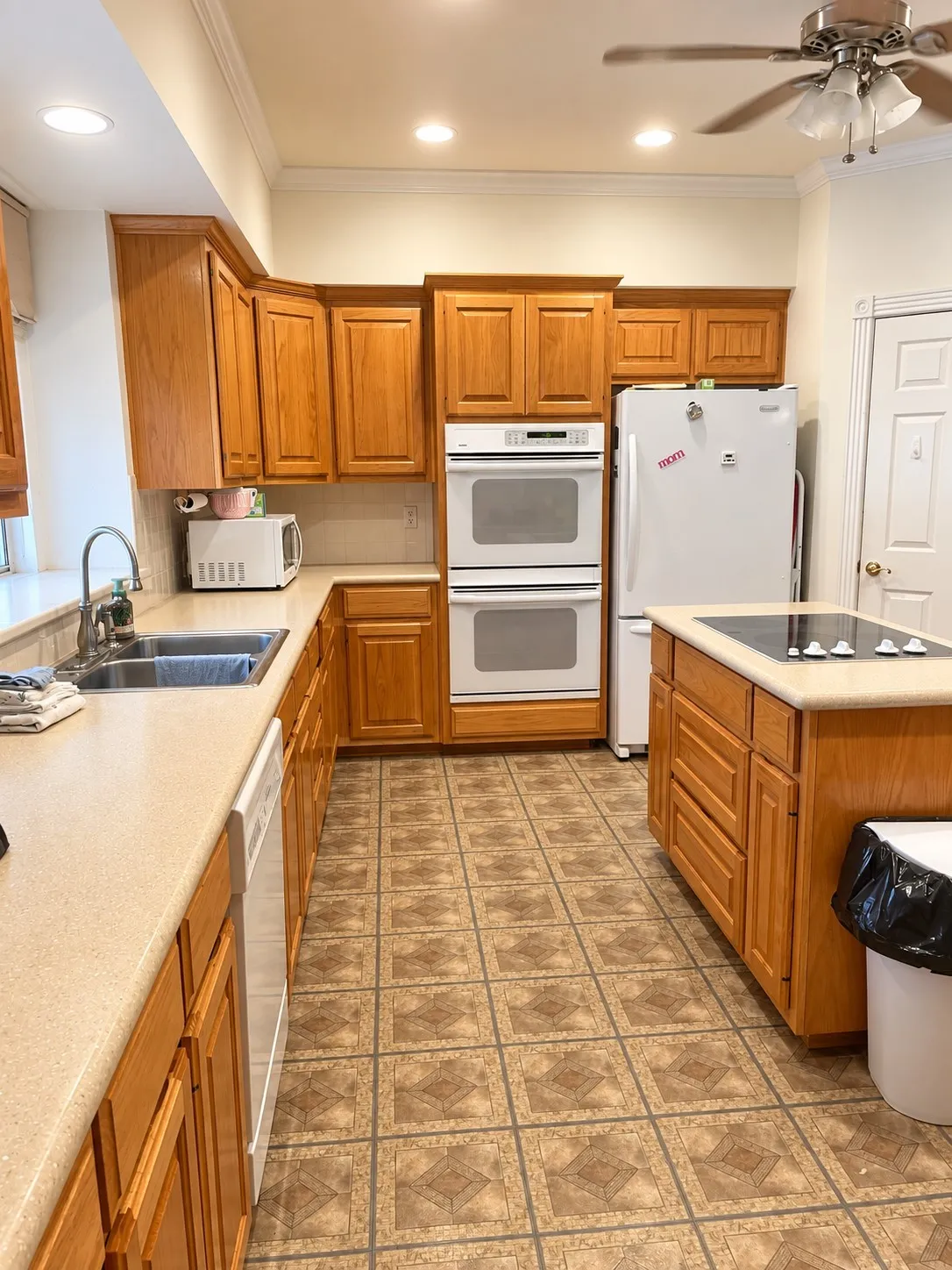 Single Family Residence For Sale in Hill County , 506 S San Jacinto, Whitney, Texas 76692, 3 Bedroom, 3 Bathroom, 2 Garage spaces, 2,944 Sqft, built in 1999, mls#21396426, Real Estate Agent in Whitney, Homes For Sale in Hill county, Homes For Sale in Whitney, Realtor in Whitney Texas, Real Estate Brokerage Independent Realty Texas, Luminita Cordes Realtor