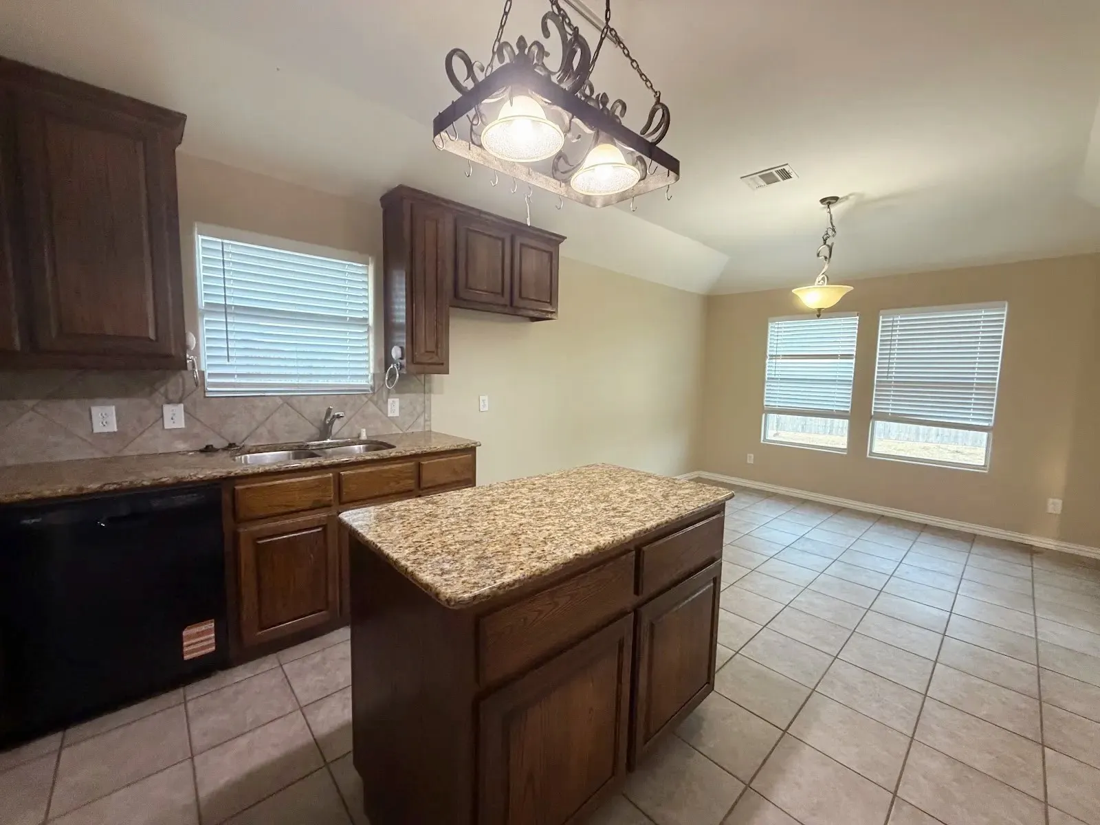 Single Family Residence For Sale in Collin County , 2803 Arabian Lane, Celina, Texas 75009, 3 Bedroom, 2 Bathroom, 2 Garage spaces, 1,646 Sqft, built in 2005, mls#21391875, Real Estate Agent in Celina, Homes For Sale in Collin county, Homes For Sale in Celina, Realtor in Celina Texas, Real Estate Brokerage Independent Realty Texas, Luminita Cordes Realtor