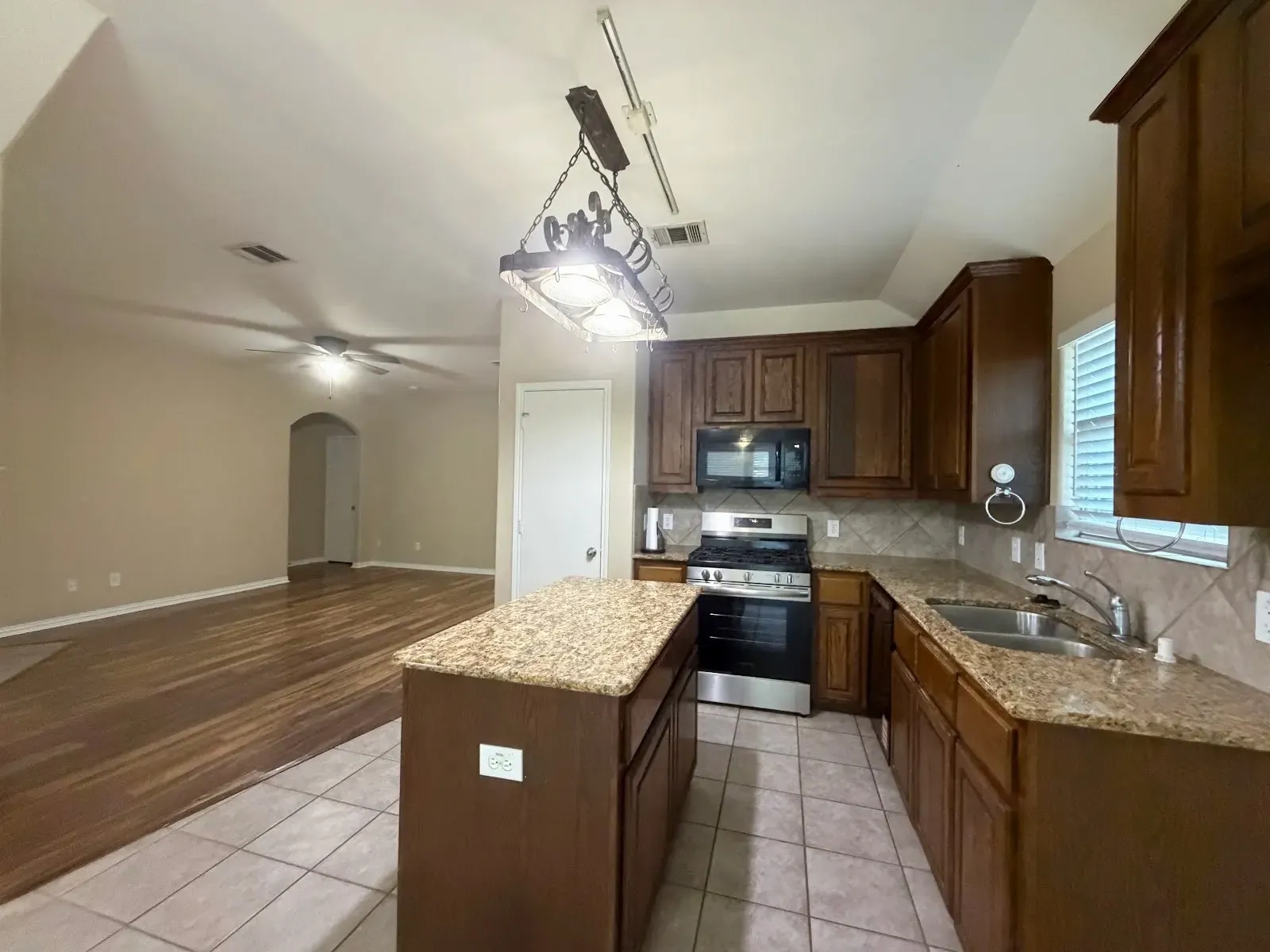 Single Family Residence For Sale in Collin County , 2803 Arabian Lane, Celina, Texas 75009, 3 Bedroom, 2 Bathroom, 2 Garage spaces, 1,646 Sqft, built in 2005, mls#21391875, Real Estate Agent in Celina, Homes For Sale in Collin county, Homes For Sale in Celina, Realtor in Celina Texas, Real Estate Brokerage Independent Realty Texas, Luminita Cordes Realtor