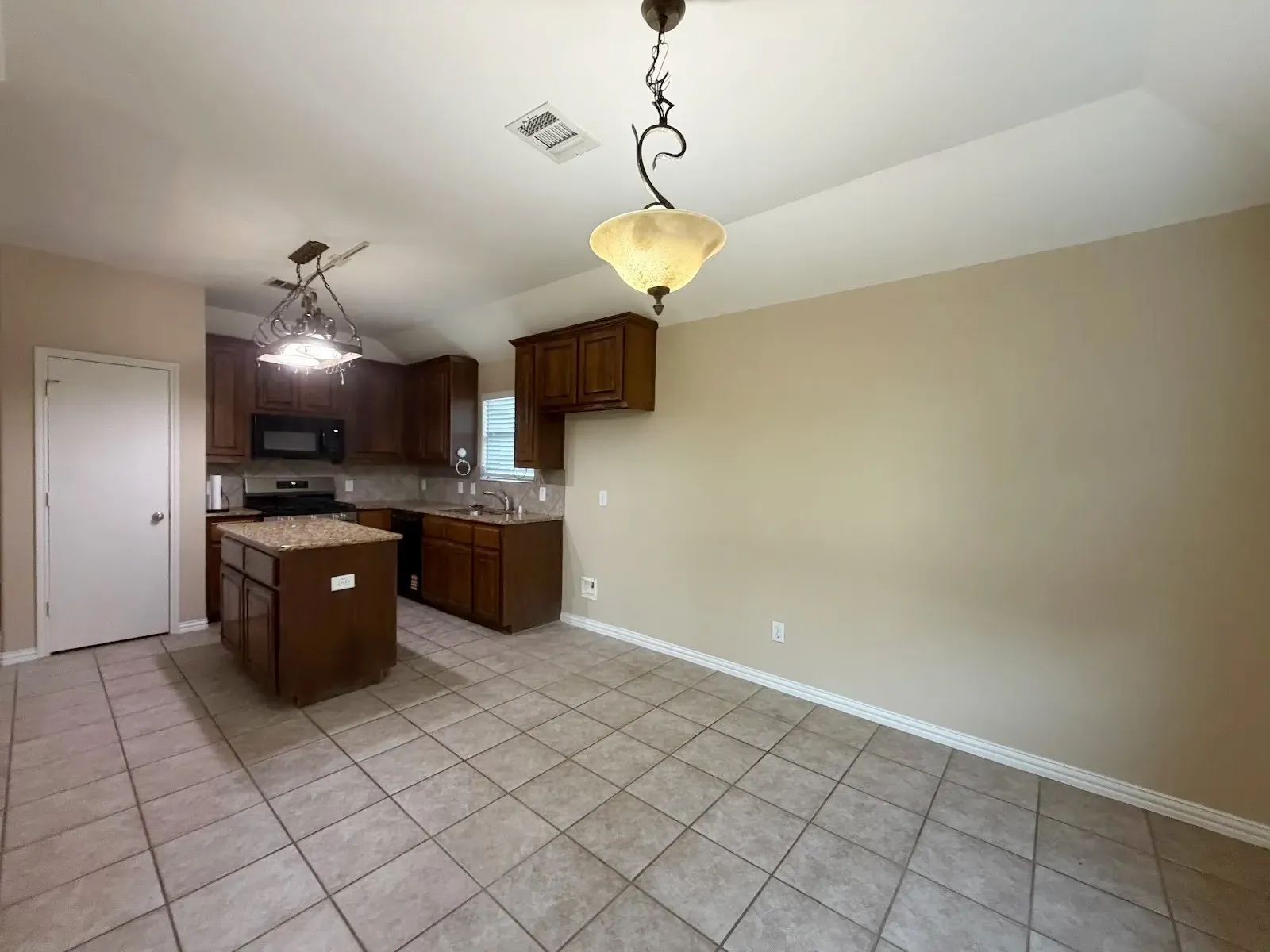Single Family Residence For Sale in Collin County , 2803 Arabian Lane, Celina, Texas 75009, 3 Bedroom, 2 Bathroom, 2 Garage spaces, 1,646 Sqft, built in 2005, mls#21391875, Real Estate Agent in Celina, Homes For Sale in Collin county, Homes For Sale in Celina, Realtor in Celina Texas, Real Estate Brokerage Independent Realty Texas, Luminita Cordes Realtor