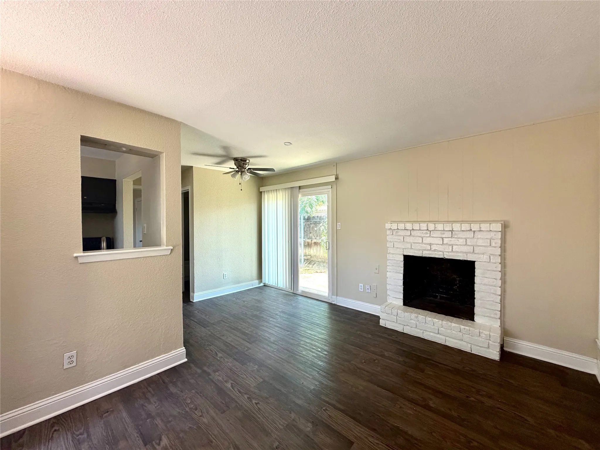 Duplex For Rent in Dallas County , 901 Redbird Drive, Irving, Texas 75061, 2 Bedroom, 1 Bathroom, Garage spaces, 720 Sqft, built in 1964, mls#21396433, Real Estate Agent in Irving, Homes For Rent in Dallas county, Homes For Rent in Irving, Realtor in Irving Texas, Real Estate Brokerage Independent Realty Texas, Luminita Cordes Realtor