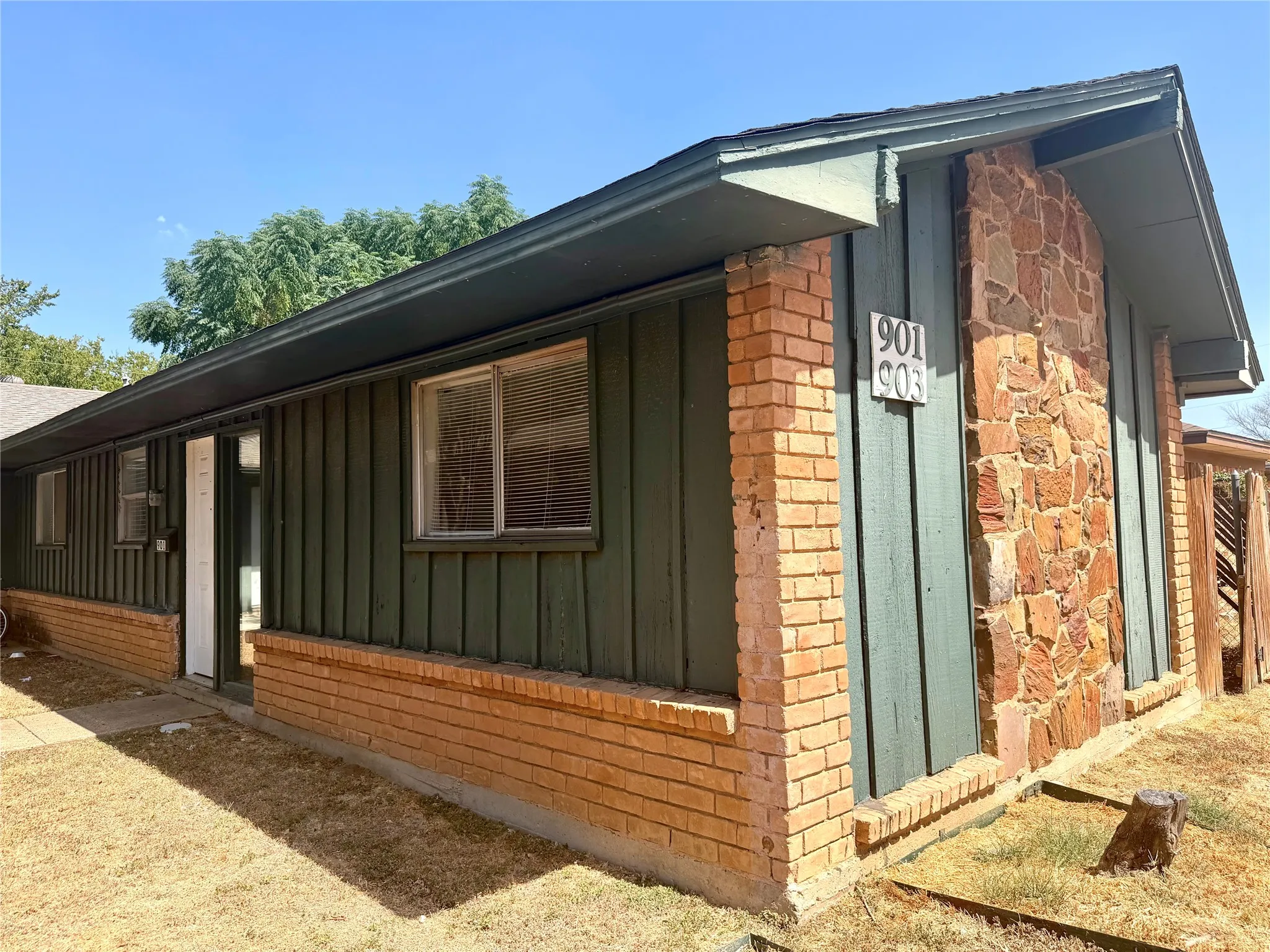 Duplex For Rent in Dallas County , 901 Redbird Drive, Irving, Texas 75061, 2 Bedroom, 1 Bathroom, Garage spaces, 720 Sqft, built in 1964, mls#21396433, Real Estate Agent in Irving, Homes For Rent in Dallas county, Homes For Rent in Irving, Realtor in Irving Texas, Real Estate Brokerage Independent Realty Texas, Luminita Cordes Realtor