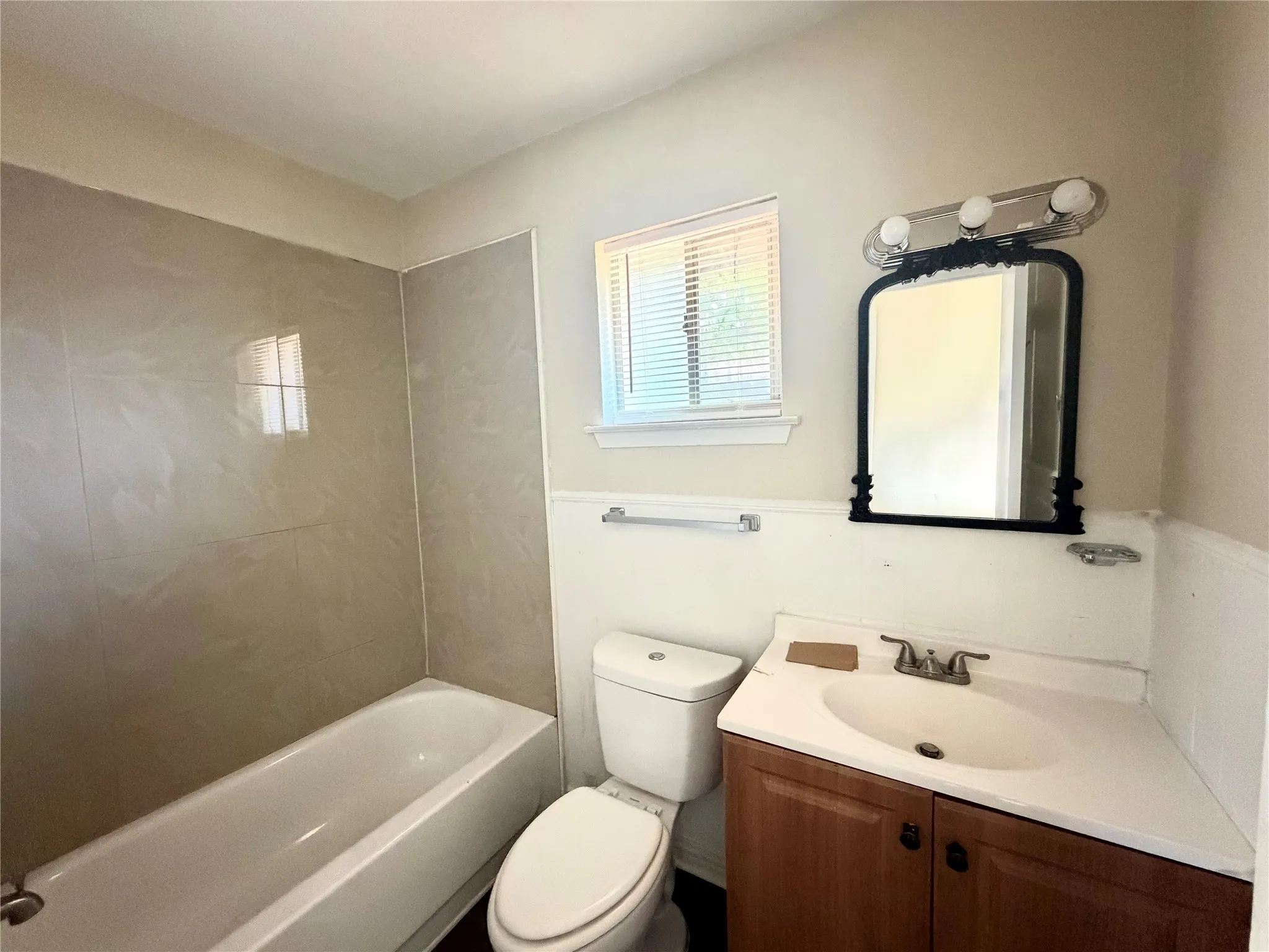 Duplex For Rent in Dallas County , 901 Redbird Drive, Irving, Texas 75061, 2 Bedroom, 1 Bathroom, Garage spaces, 720 Sqft, built in 1964, mls#21396433, Real Estate Agent in Irving, Homes For Rent in Dallas county, Homes For Rent in Irving, Realtor in Irving Texas, Real Estate Brokerage Independent Realty Texas, Luminita Cordes Realtor
