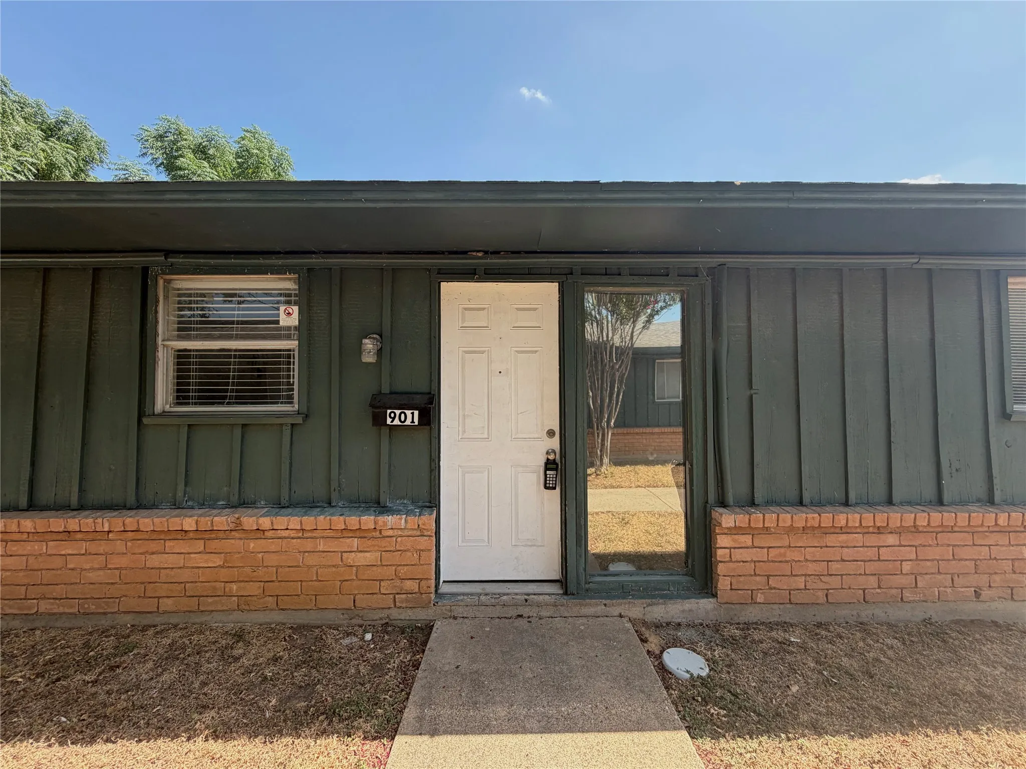 Duplex For Rent in Dallas County , 901 Redbird Drive, Irving, Texas 75061, 2 Bedroom, 1 Bathroom, Garage spaces, 720 Sqft, built in 1964, mls#21396433, Real Estate Agent in Irving, Homes For Rent in Dallas county, Homes For Rent in Irving, Realtor in Irving Texas, Real Estate Brokerage Independent Realty Texas, Luminita Cordes Realtor