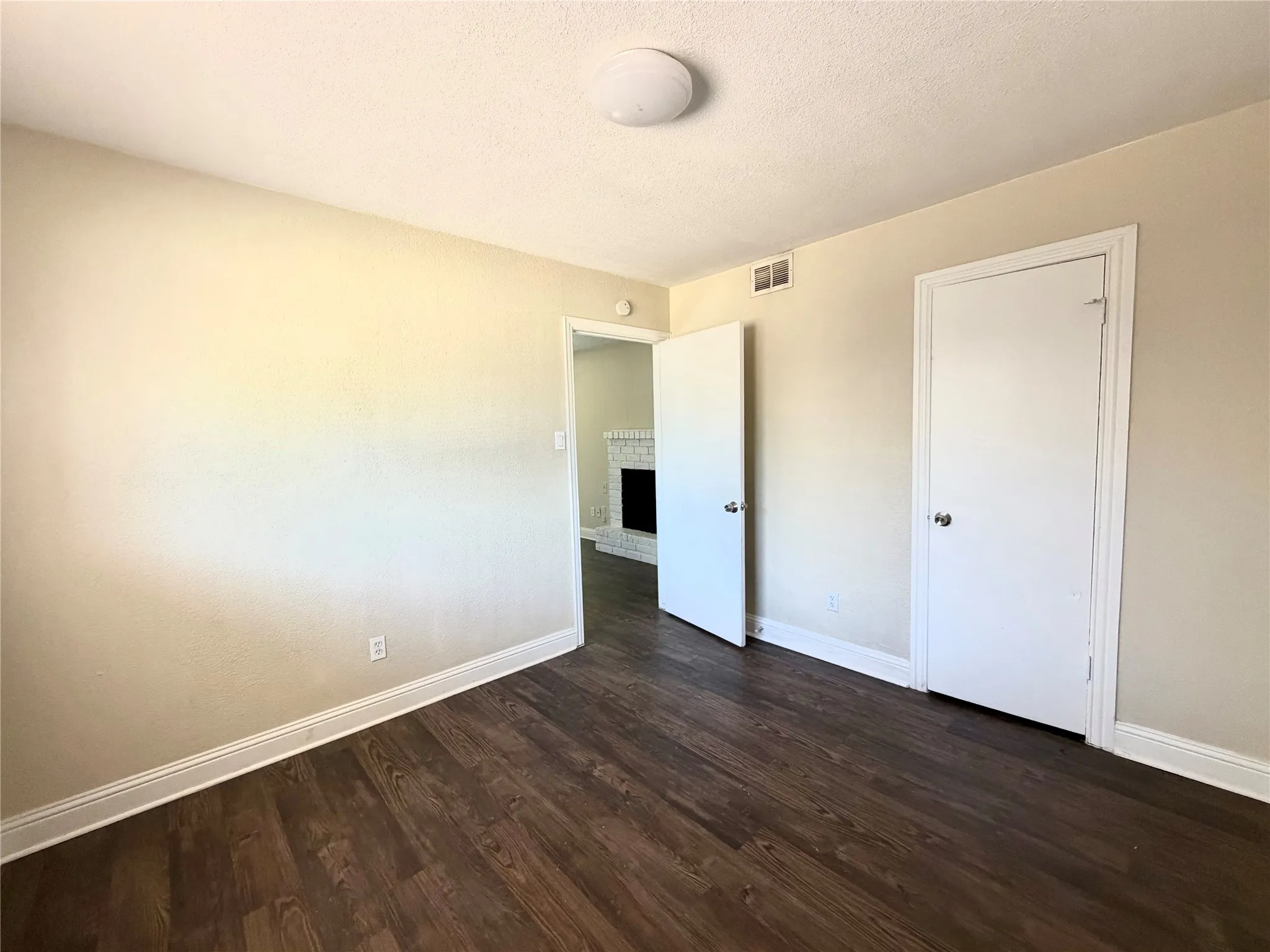 Duplex For Rent in Dallas County , 901 Redbird Drive, Irving, Texas 75061, 2 Bedroom, 1 Bathroom, Garage spaces, 720 Sqft, built in 1964, mls#21396433, Real Estate Agent in Irving, Homes For Rent in Dallas county, Homes For Rent in Irving, Realtor in Irving Texas, Real Estate Brokerage Independent Realty Texas, Luminita Cordes Realtor