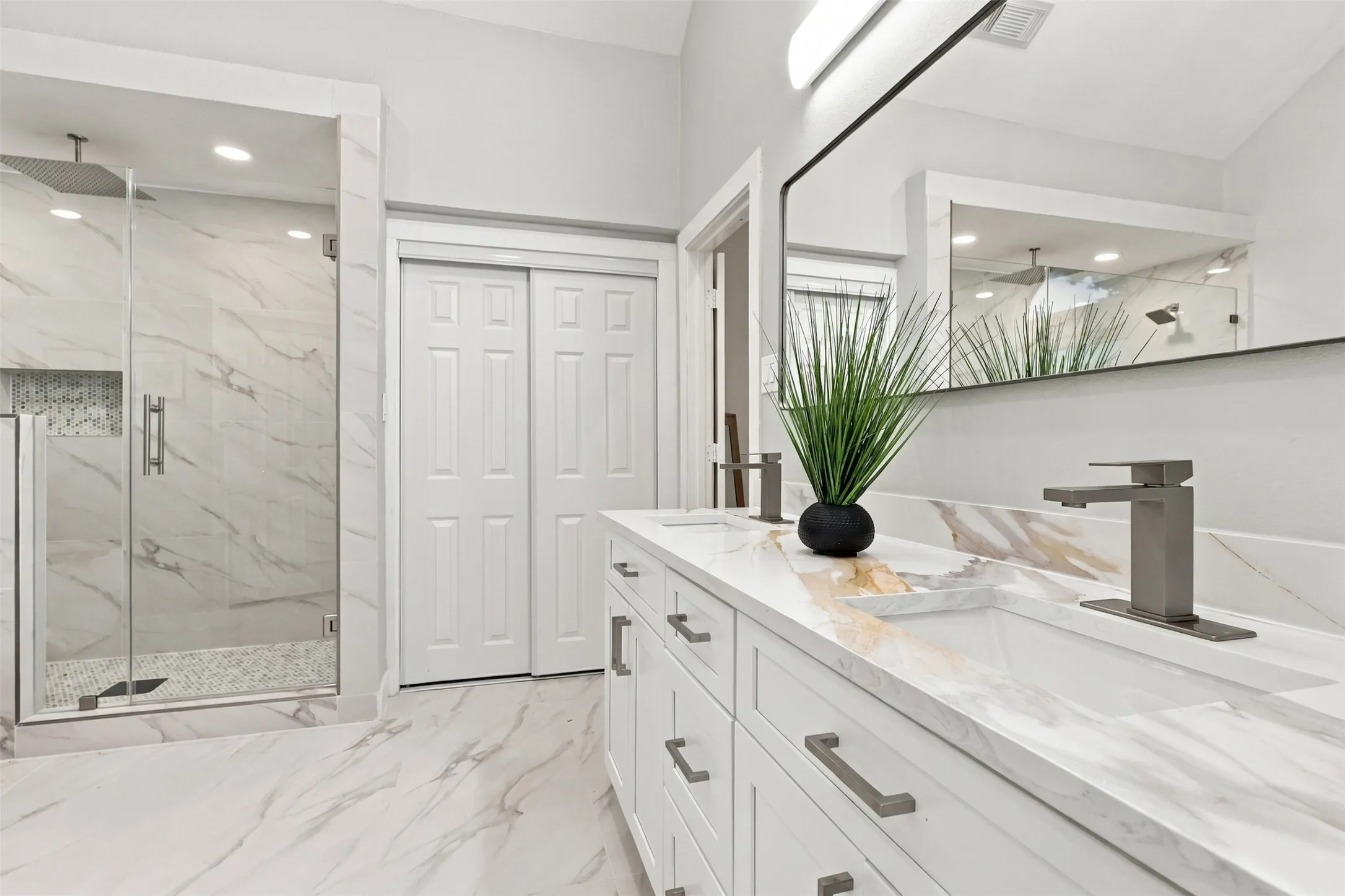 Single Family Residence For Sale in Denton County , 1316 Royal Palm Lane, Carrollton, Texas 75007, 4 Bedroom, 2 Bathroom, 2 Garage spaces, 2,046 Sqft, built in 1985, mls#21392628, Real Estate Agent in Carrollton, Homes For Sale in Denton county, Homes For Sale in Carrollton, Realtor in Carrollton Texas, Real Estate Brokerage Independent Realty Texas, Luminita Cordes Realtor