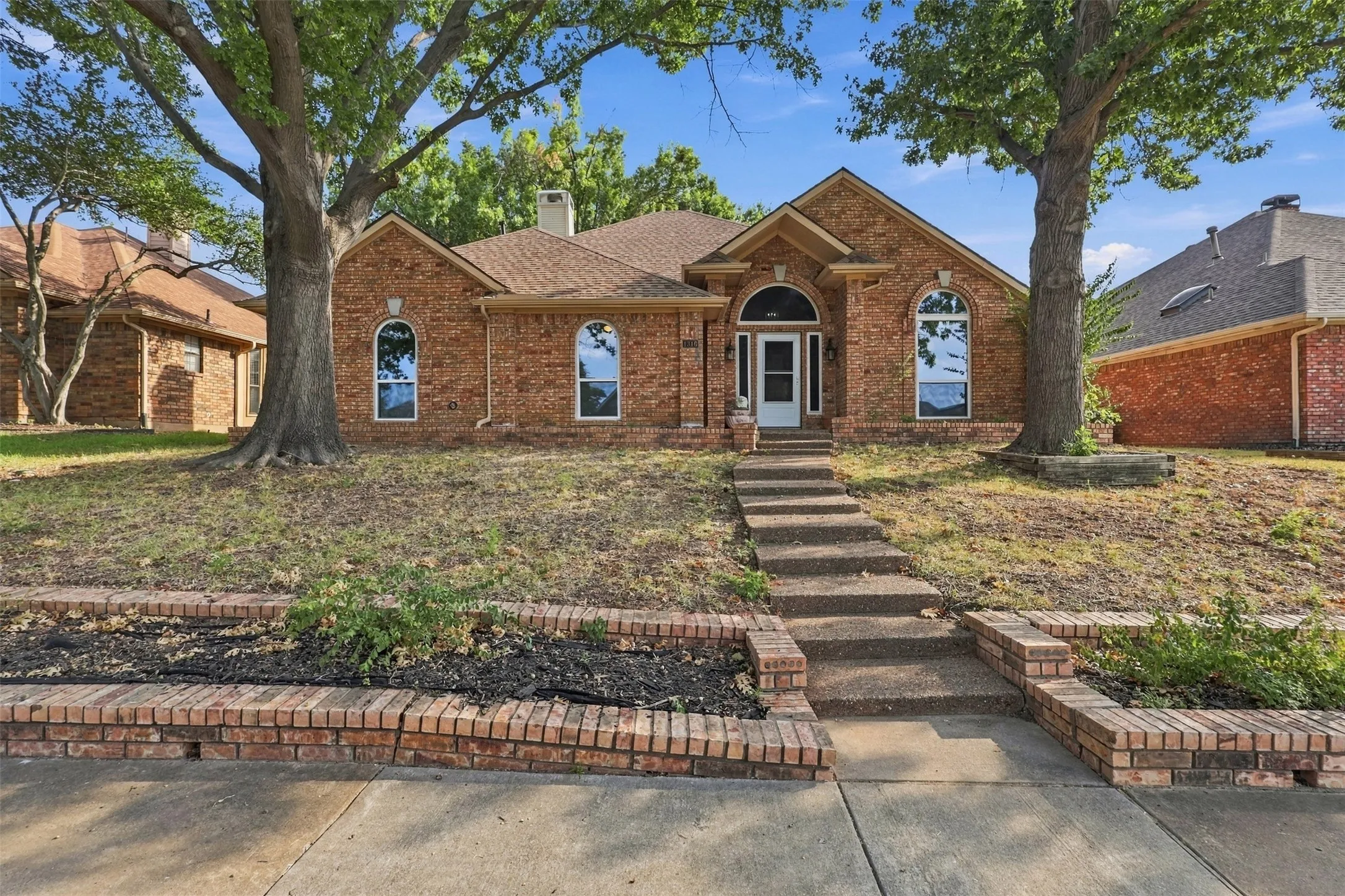 Single Family Residence For Sale in Denton County , 1316 Royal Palm Lane, Carrollton, Texas 75007, 4 Bedroom, 2 Bathroom, 2 Garage spaces, 2,046 Sqft, built in 1985, mls#21392628, Real Estate Agent in Carrollton, Homes For Sale in Denton county, Homes For Sale in Carrollton, Realtor in Carrollton Texas, Real Estate Brokerage Independent Realty Texas, Luminita Cordes Realtor