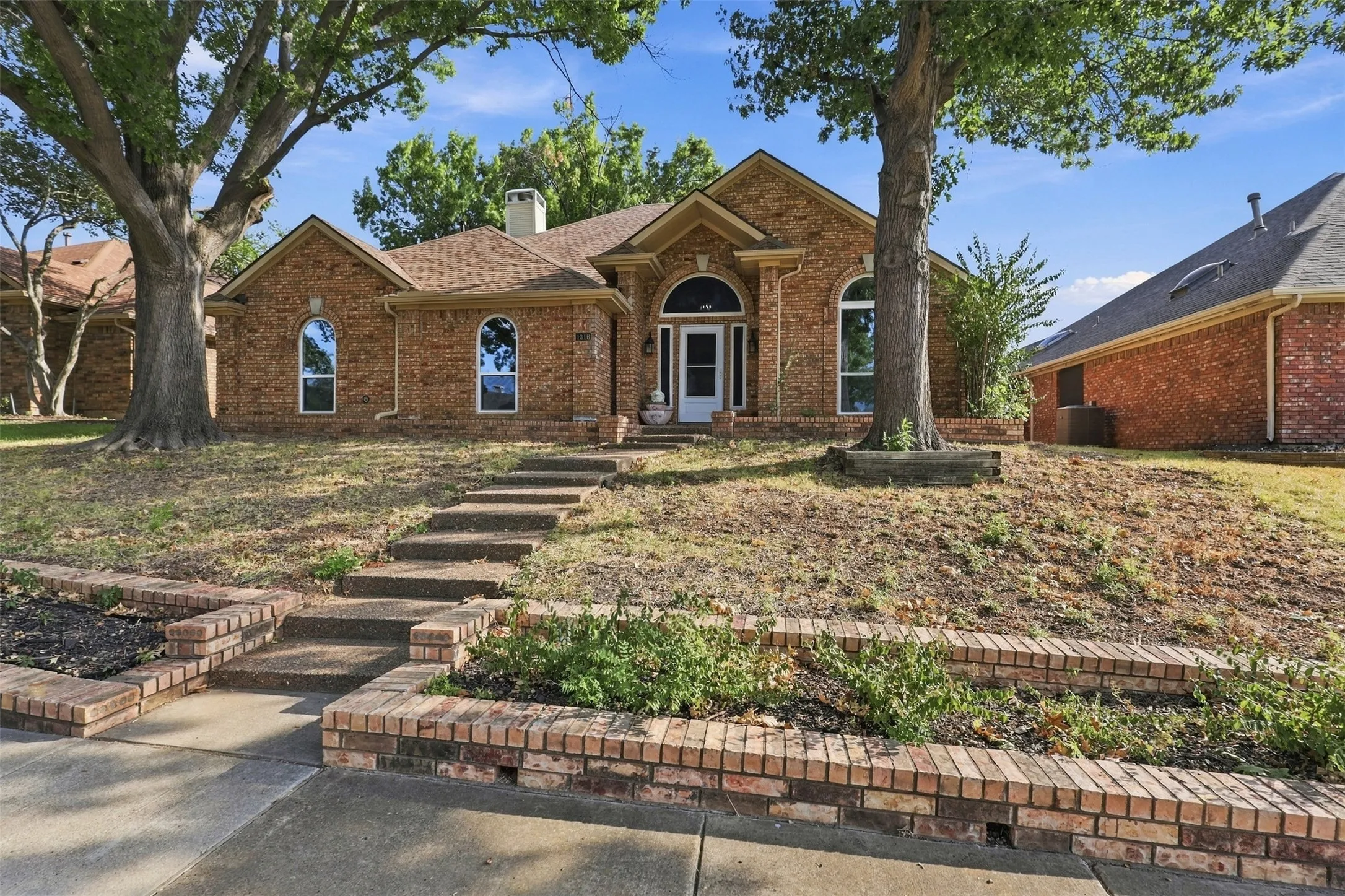 Single Family Residence For Sale in Denton County , 1316 Royal Palm Lane, Carrollton, Texas 75007, 4 Bedroom, 2 Bathroom, 2 Garage spaces, 2,046 Sqft, built in 1985, mls#21392628, Real Estate Agent in Carrollton, Homes For Sale in Denton county, Homes For Sale in Carrollton, Realtor in Carrollton Texas, Real Estate Brokerage Independent Realty Texas, Luminita Cordes Realtor