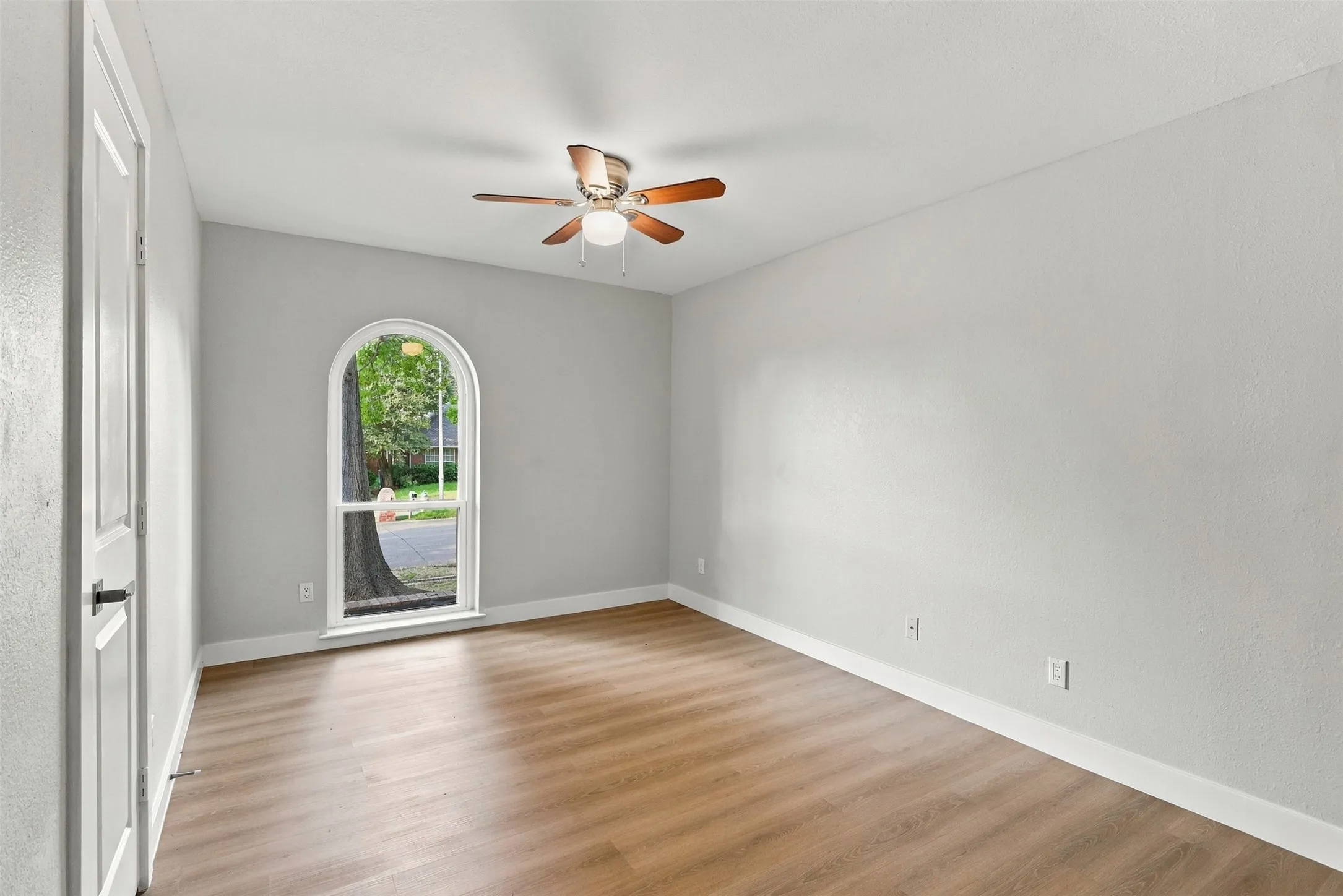 Single Family Residence For Sale in Denton County , 1316 Royal Palm Lane, Carrollton, Texas 75007, 4 Bedroom, 2 Bathroom, 2 Garage spaces, 2,046 Sqft, built in 1985, mls#21392628, Real Estate Agent in Carrollton, Homes For Sale in Denton county, Homes For Sale in Carrollton, Realtor in Carrollton Texas, Real Estate Brokerage Independent Realty Texas, Luminita Cordes Realtor