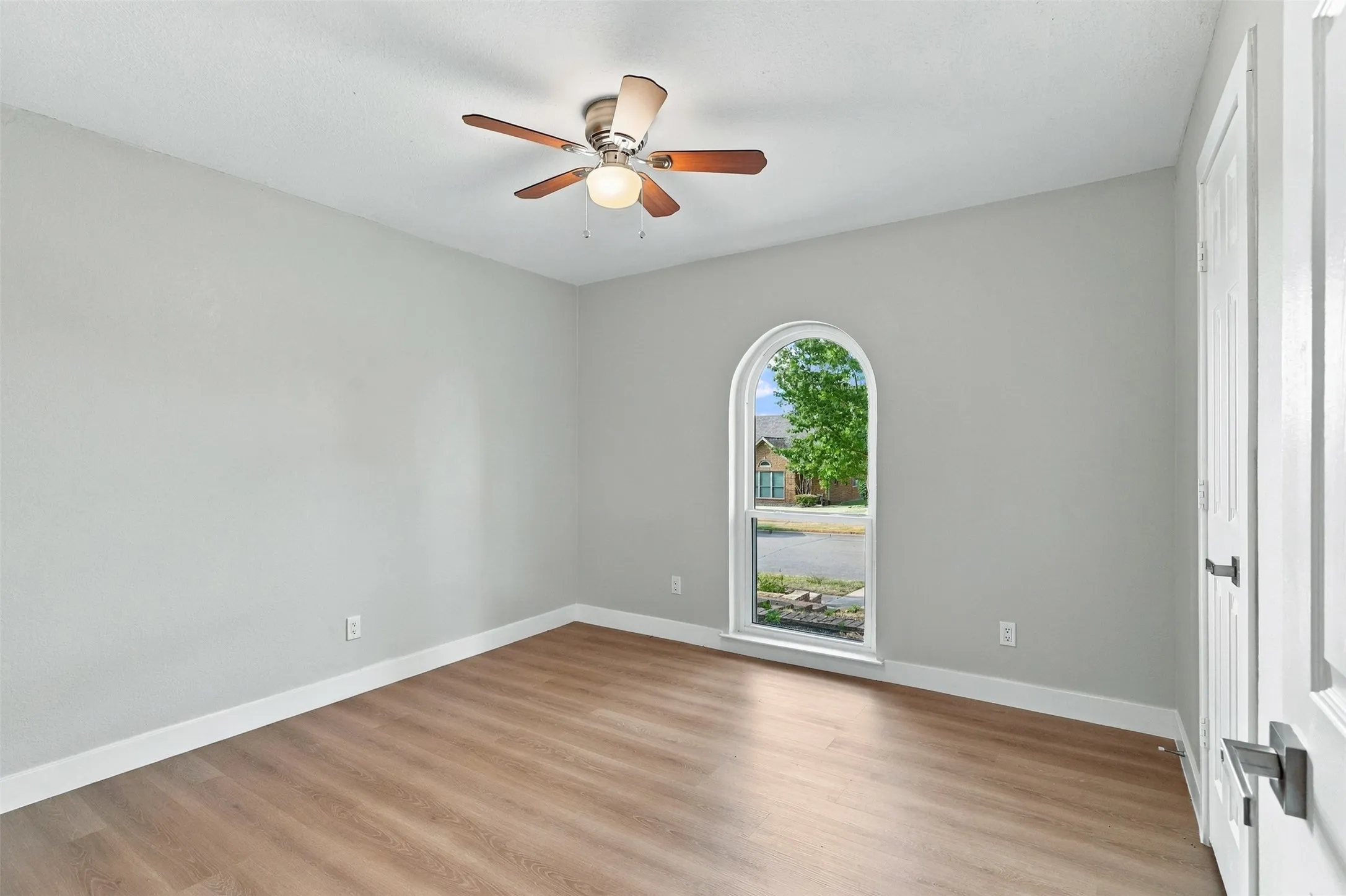 Single Family Residence For Sale in Denton County , 1316 Royal Palm Lane, Carrollton, Texas 75007, 4 Bedroom, 2 Bathroom, 2 Garage spaces, 2,046 Sqft, built in 1985, mls#21392628, Real Estate Agent in Carrollton, Homes For Sale in Denton county, Homes For Sale in Carrollton, Realtor in Carrollton Texas, Real Estate Brokerage Independent Realty Texas, Luminita Cordes Realtor