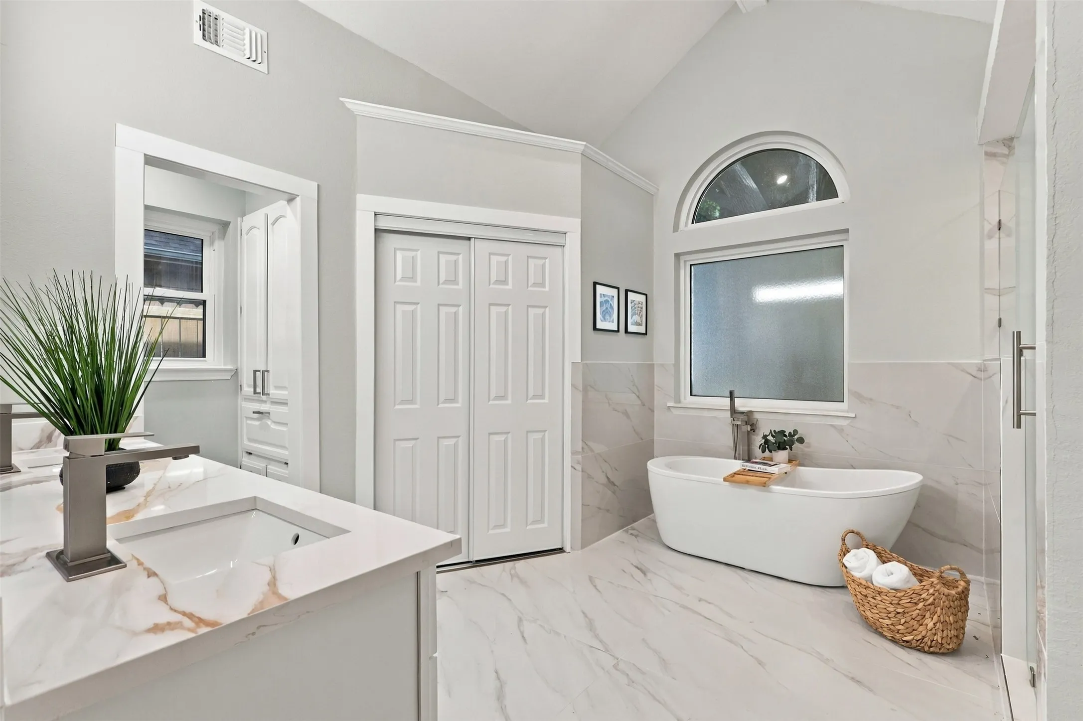 Single Family Residence For Sale in Denton County , 1316 Royal Palm Lane, Carrollton, Texas 75007, 4 Bedroom, 2 Bathroom, 2 Garage spaces, 2,046 Sqft, built in 1985, mls#21392628, Real Estate Agent in Carrollton, Homes For Sale in Denton county, Homes For Sale in Carrollton, Realtor in Carrollton Texas, Real Estate Brokerage Independent Realty Texas, Luminita Cordes Realtor