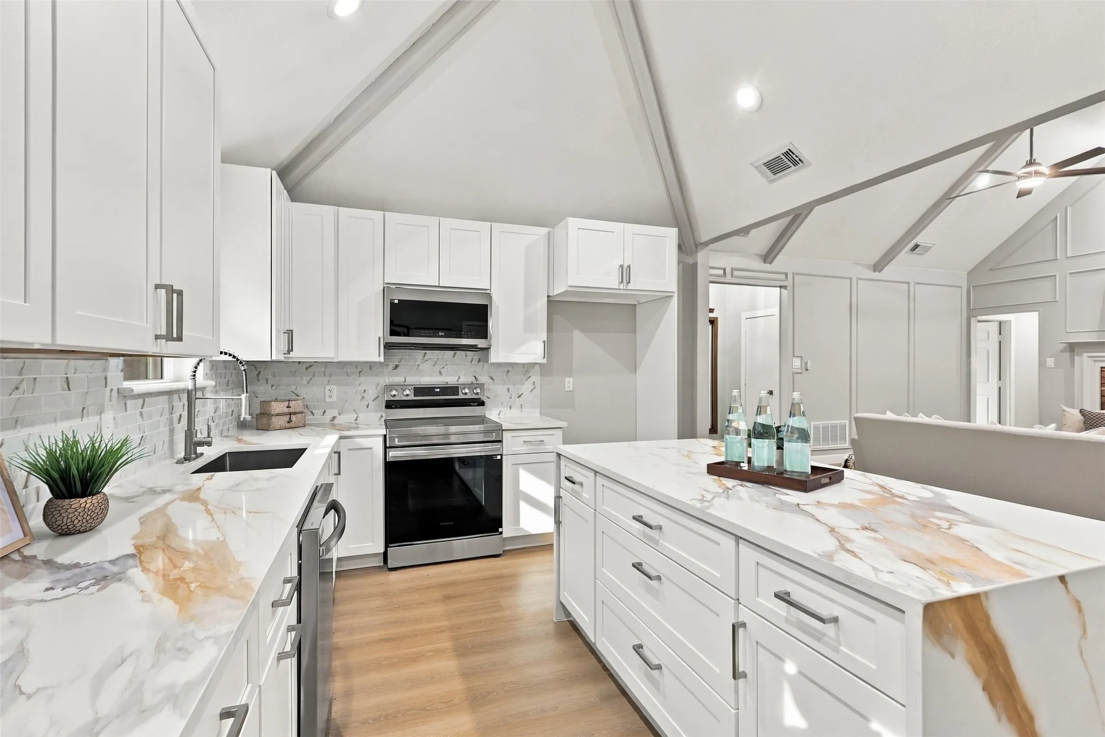 Single Family Residence For Sale in Denton County , 1316 Royal Palm Lane, Carrollton, Texas 75007, 4 Bedroom, 2 Bathroom, 2 Garage spaces, 2,046 Sqft, built in 1985, mls#21392628, Real Estate Agent in Carrollton, Homes For Sale in Denton county, Homes For Sale in Carrollton, Realtor in Carrollton Texas, Real Estate Brokerage Independent Realty Texas, Luminita Cordes Realtor