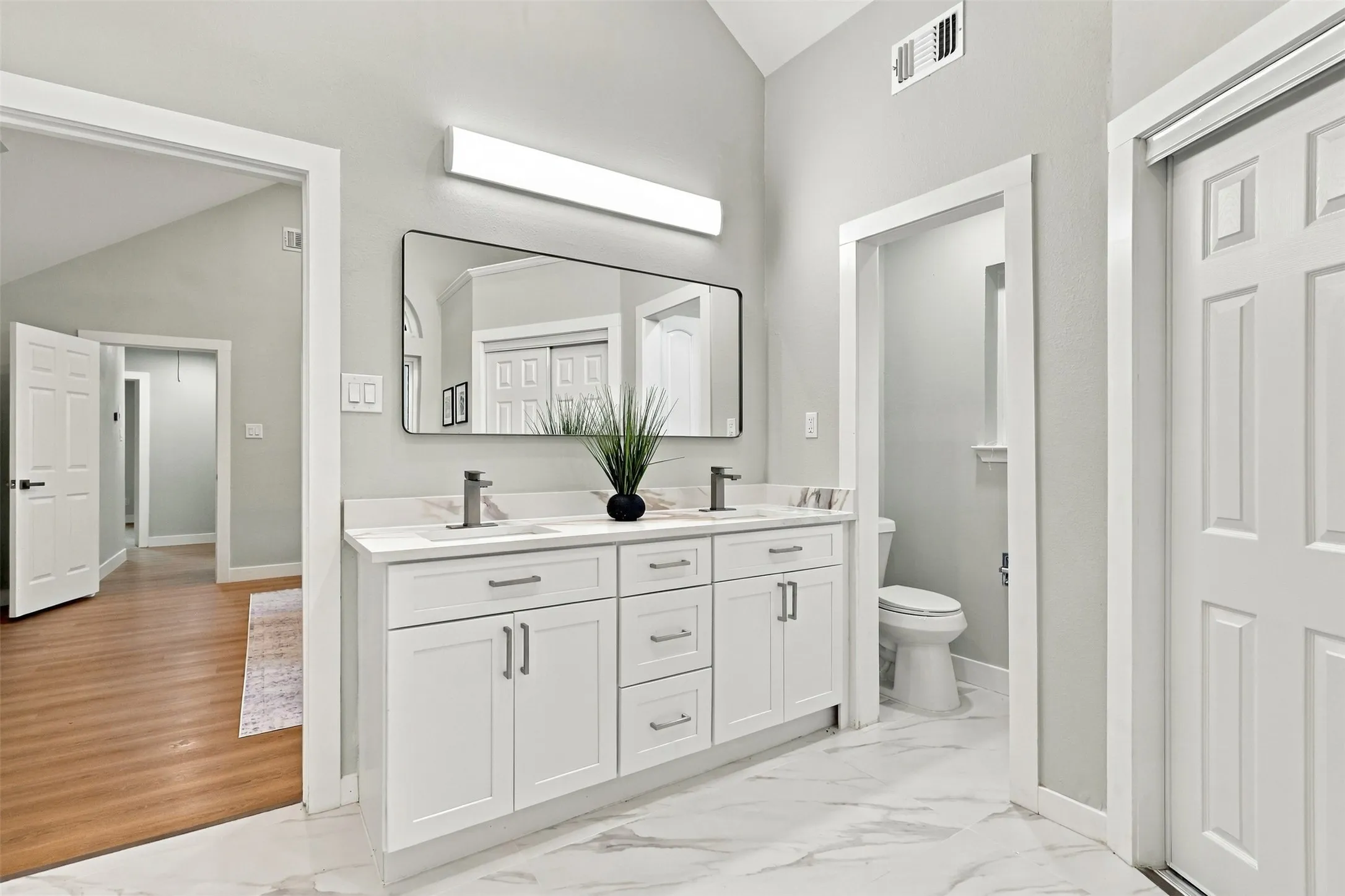 Single Family Residence For Sale in Denton County , 1316 Royal Palm Lane, Carrollton, Texas 75007, 4 Bedroom, 2 Bathroom, 2 Garage spaces, 2,046 Sqft, built in 1985, mls#21392628, Real Estate Agent in Carrollton, Homes For Sale in Denton county, Homes For Sale in Carrollton, Realtor in Carrollton Texas, Real Estate Brokerage Independent Realty Texas, Luminita Cordes Realtor