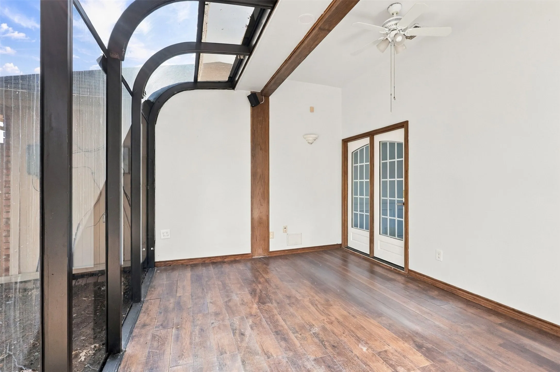 Single Family Residence For Sale in Denton County , 1316 Royal Palm Lane, Carrollton, Texas 75007, 4 Bedroom, 2 Bathroom, 2 Garage spaces, 2,046 Sqft, built in 1985, mls#21392628, Real Estate Agent in Carrollton, Homes For Sale in Denton county, Homes For Sale in Carrollton, Realtor in Carrollton Texas, Real Estate Brokerage Independent Realty Texas, Luminita Cordes Realtor