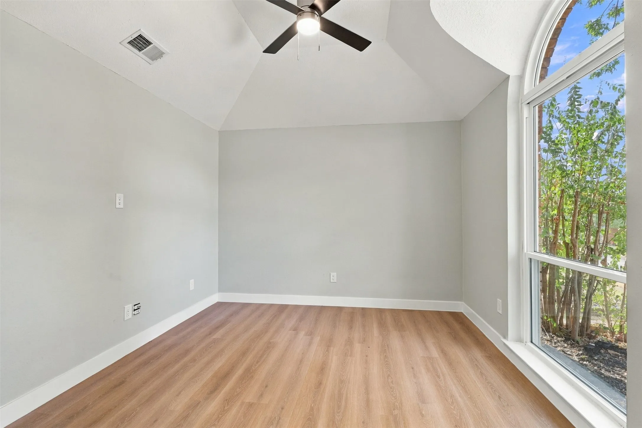 Single Family Residence For Sale in Denton County , 1316 Royal Palm Lane, Carrollton, Texas 75007, 4 Bedroom, 2 Bathroom, 2 Garage spaces, 2,046 Sqft, built in 1985, mls#21392628, Real Estate Agent in Carrollton, Homes For Sale in Denton county, Homes For Sale in Carrollton, Realtor in Carrollton Texas, Real Estate Brokerage Independent Realty Texas, Luminita Cordes Realtor