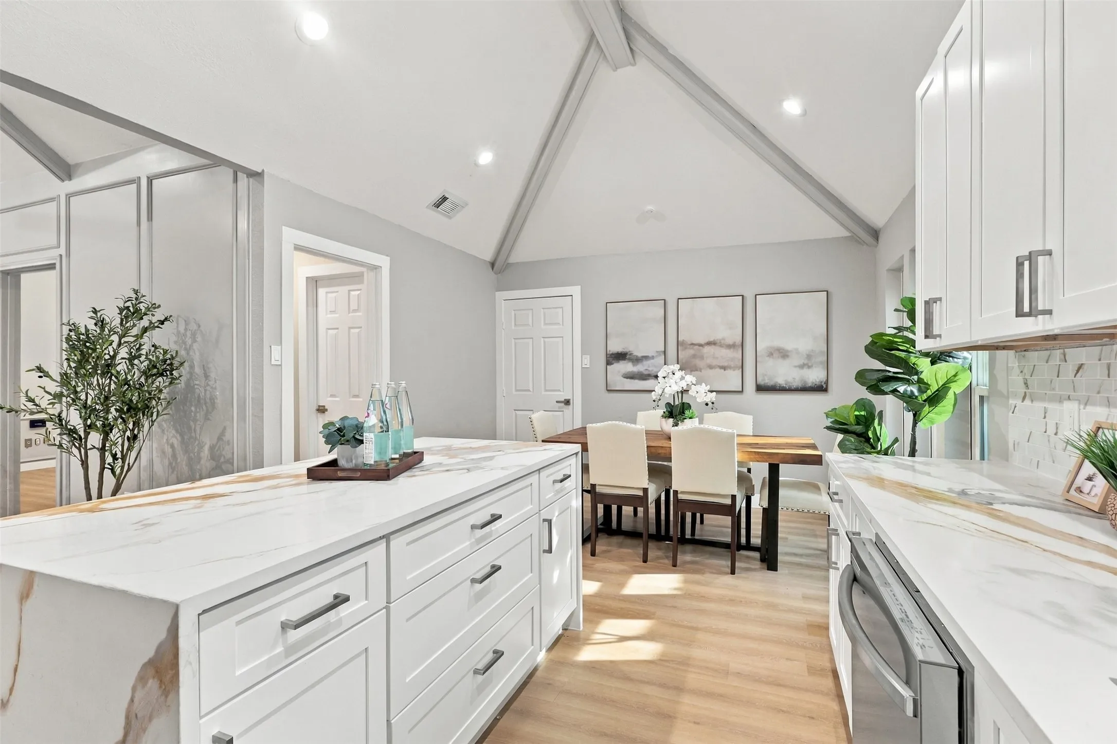 Single Family Residence For Sale in Denton County , 1316 Royal Palm Lane, Carrollton, Texas 75007, 4 Bedroom, 2 Bathroom, 2 Garage spaces, 2,046 Sqft, built in 1985, mls#21392628, Real Estate Agent in Carrollton, Homes For Sale in Denton county, Homes For Sale in Carrollton, Realtor in Carrollton Texas, Real Estate Brokerage Independent Realty Texas, Luminita Cordes Realtor