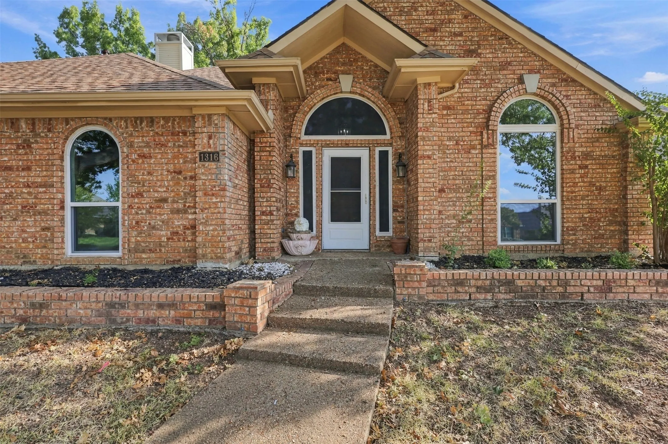 Single Family Residence For Sale in Denton County , 1316 Royal Palm Lane, Carrollton, Texas 75007, 4 Bedroom, 2 Bathroom, 2 Garage spaces, 2,046 Sqft, built in 1985, mls#21392628, Real Estate Agent in Carrollton, Homes For Sale in Denton county, Homes For Sale in Carrollton, Realtor in Carrollton Texas, Real Estate Brokerage Independent Realty Texas, Luminita Cordes Realtor