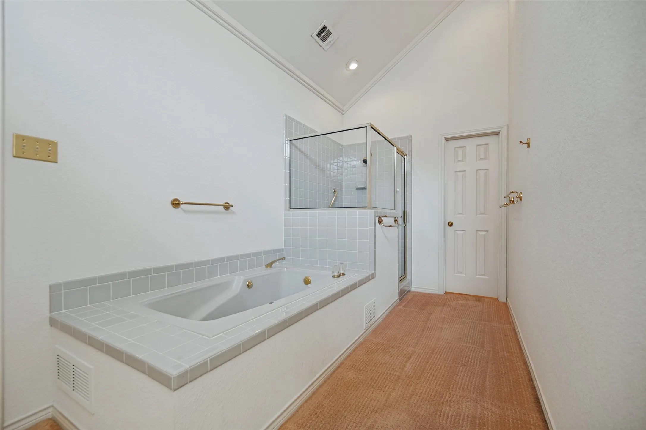 Townhouse For Sale in Dallas County , 6928 Clearhaven Drive, Dallas, Texas 75248, 3 Bedroom, 2 Bathroom, 2 Garage spaces, 2,018 Sqft, built in 1986, mls#21394221, Real Estate Agent in Dallas, Homes For Sale in Dallas county, Homes For Sale in Dallas, Realtor in Dallas Texas, Real Estate Brokerage Independent Realty Texas, Luminita Cordes Realtor