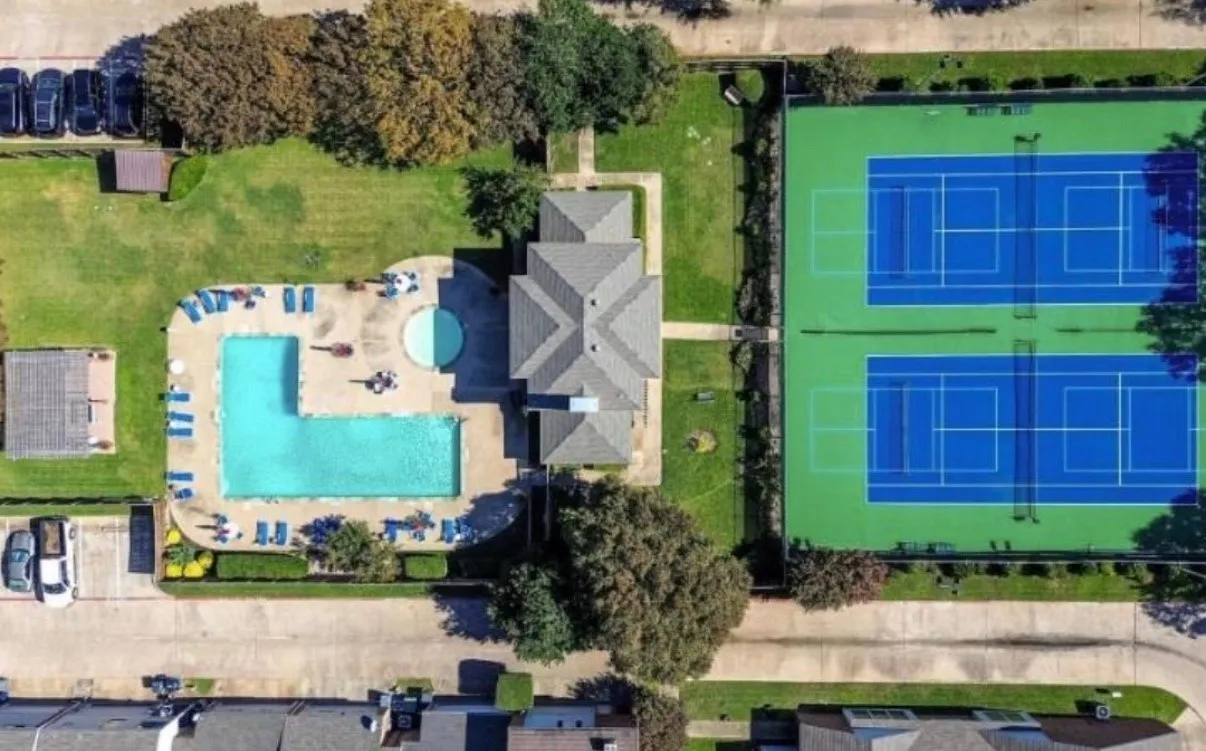 Townhouse For Sale in Dallas County , 6928 Clearhaven Drive, Dallas, Texas 75248, 3 Bedroom, 2 Bathroom, 2 Garage spaces, 2,018 Sqft, built in 1986, mls#21394221, Real Estate Agent in Dallas, Homes For Sale in Dallas county, Homes For Sale in Dallas, Realtor in Dallas Texas, Real Estate Brokerage Independent Realty Texas, Luminita Cordes Realtor