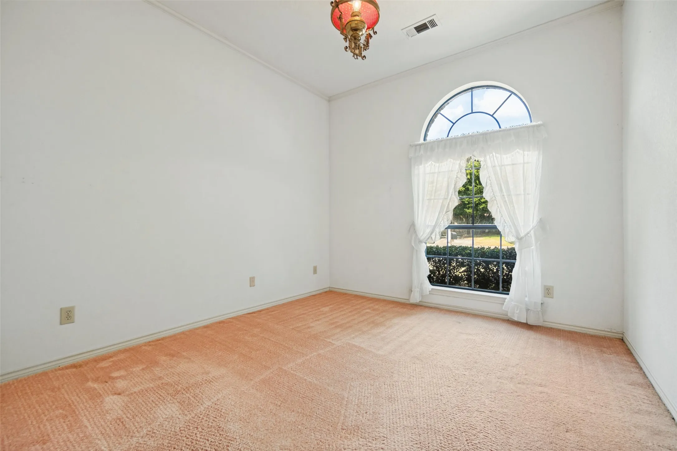 Townhouse For Sale in Dallas County , 6928 Clearhaven Drive, Dallas, Texas 75248, 3 Bedroom, 2 Bathroom, 2 Garage spaces, 2,018 Sqft, built in 1986, mls#21394221, Real Estate Agent in Dallas, Homes For Sale in Dallas county, Homes For Sale in Dallas, Realtor in Dallas Texas, Real Estate Brokerage Independent Realty Texas, Luminita Cordes Realtor