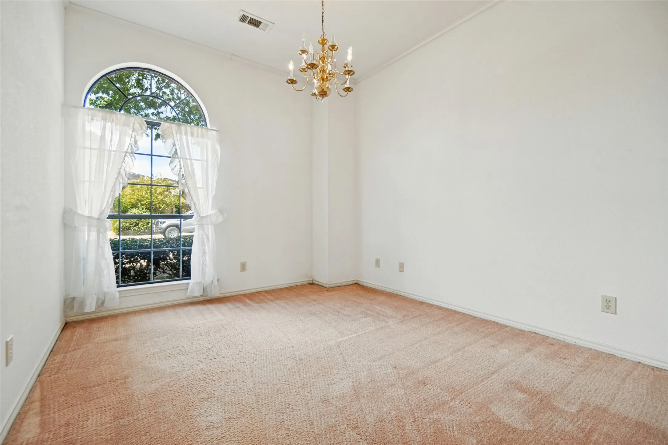 Townhouse For Sale in Dallas County , 6928 Clearhaven Drive, Dallas, Texas 75248, 3 Bedroom, 2 Bathroom, 2 Garage spaces, 2,018 Sqft, built in 1986, mls#21394221, Real Estate Agent in Dallas, Homes For Sale in Dallas county, Homes For Sale in Dallas, Realtor in Dallas Texas, Real Estate Brokerage Independent Realty Texas, Luminita Cordes Realtor