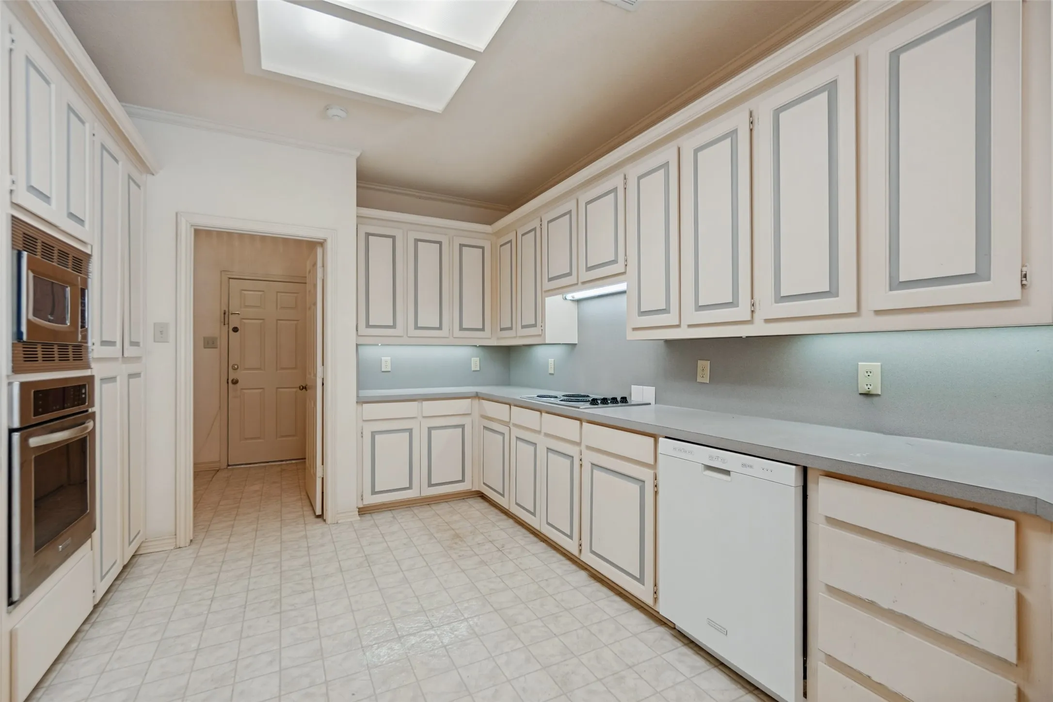Townhouse For Sale in Dallas County , 6928 Clearhaven Drive, Dallas, Texas 75248, 3 Bedroom, 2 Bathroom, 2 Garage spaces, 2,018 Sqft, built in 1986, mls#21394221, Real Estate Agent in Dallas, Homes For Sale in Dallas county, Homes For Sale in Dallas, Realtor in Dallas Texas, Real Estate Brokerage Independent Realty Texas, Luminita Cordes Realtor